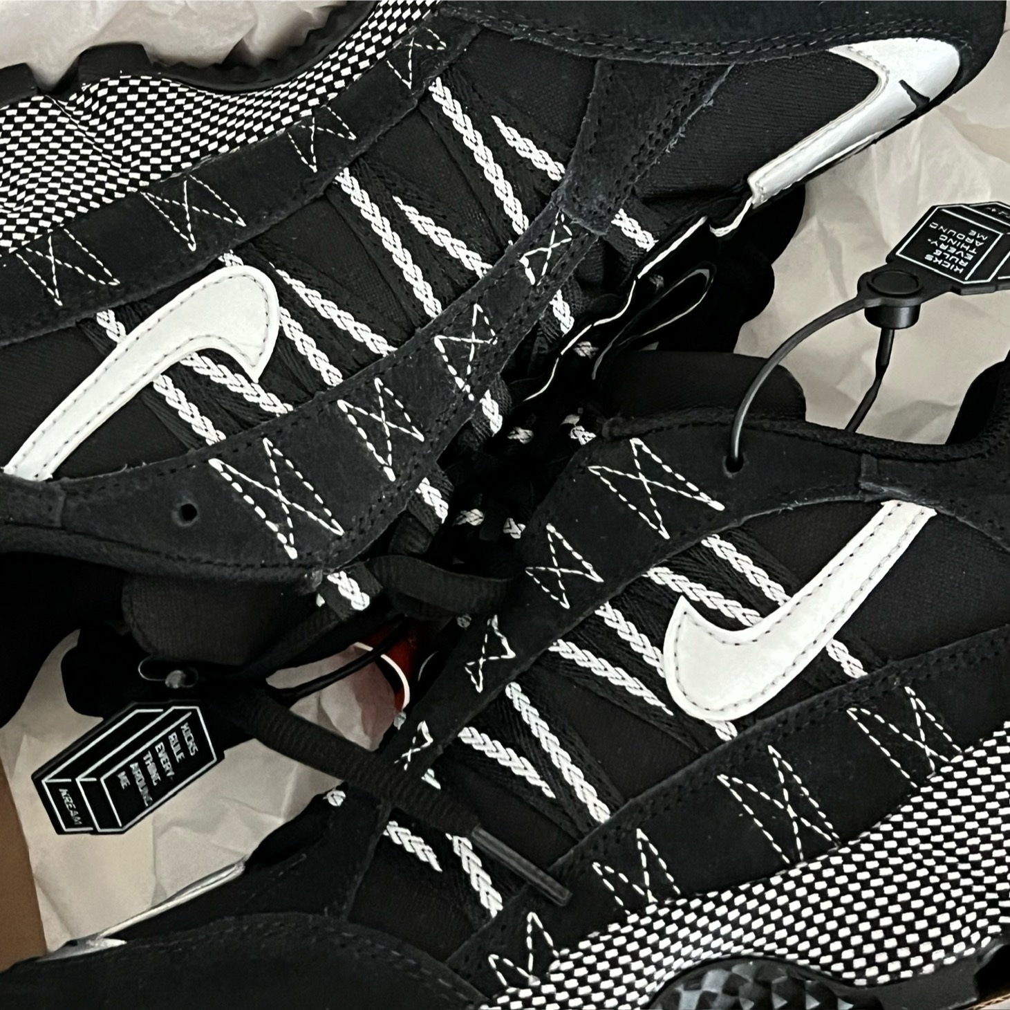 (W) Nike Air Humara Black Metallic Silver 착용 스타일