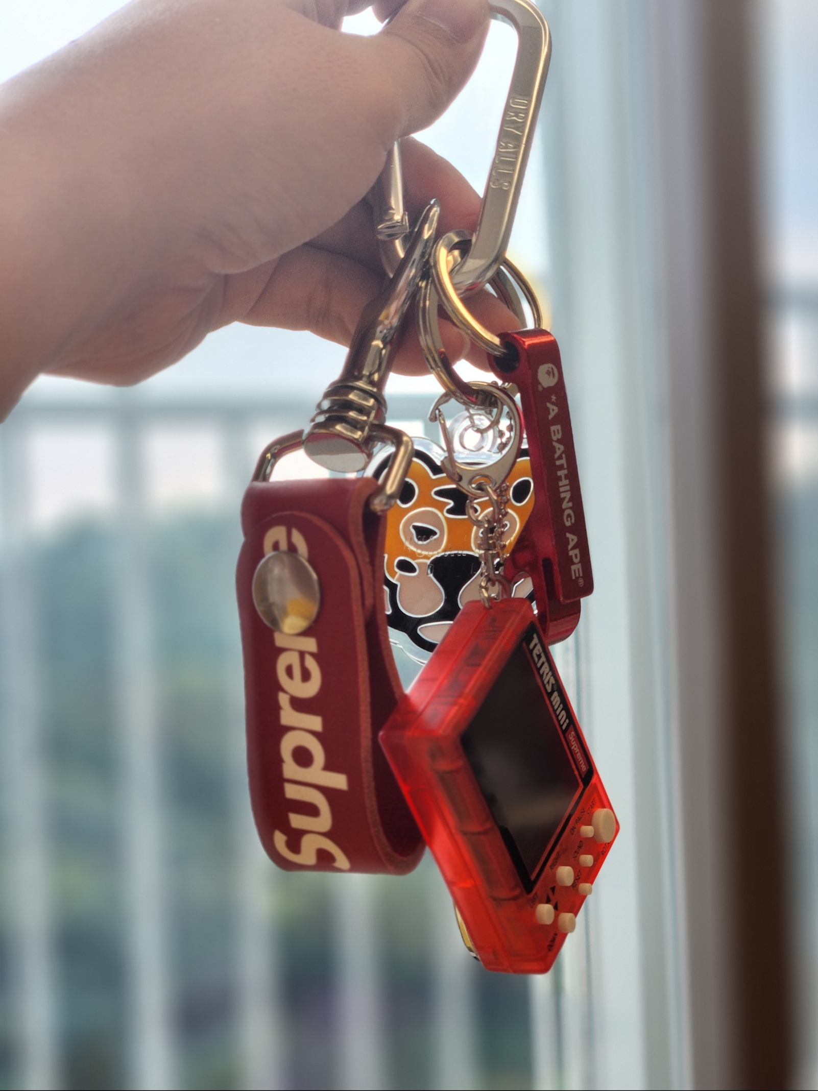 Human Made Carabiner 70mm Silver, Supreme Leather Key Loop Red - 21SS 착용 스타일
