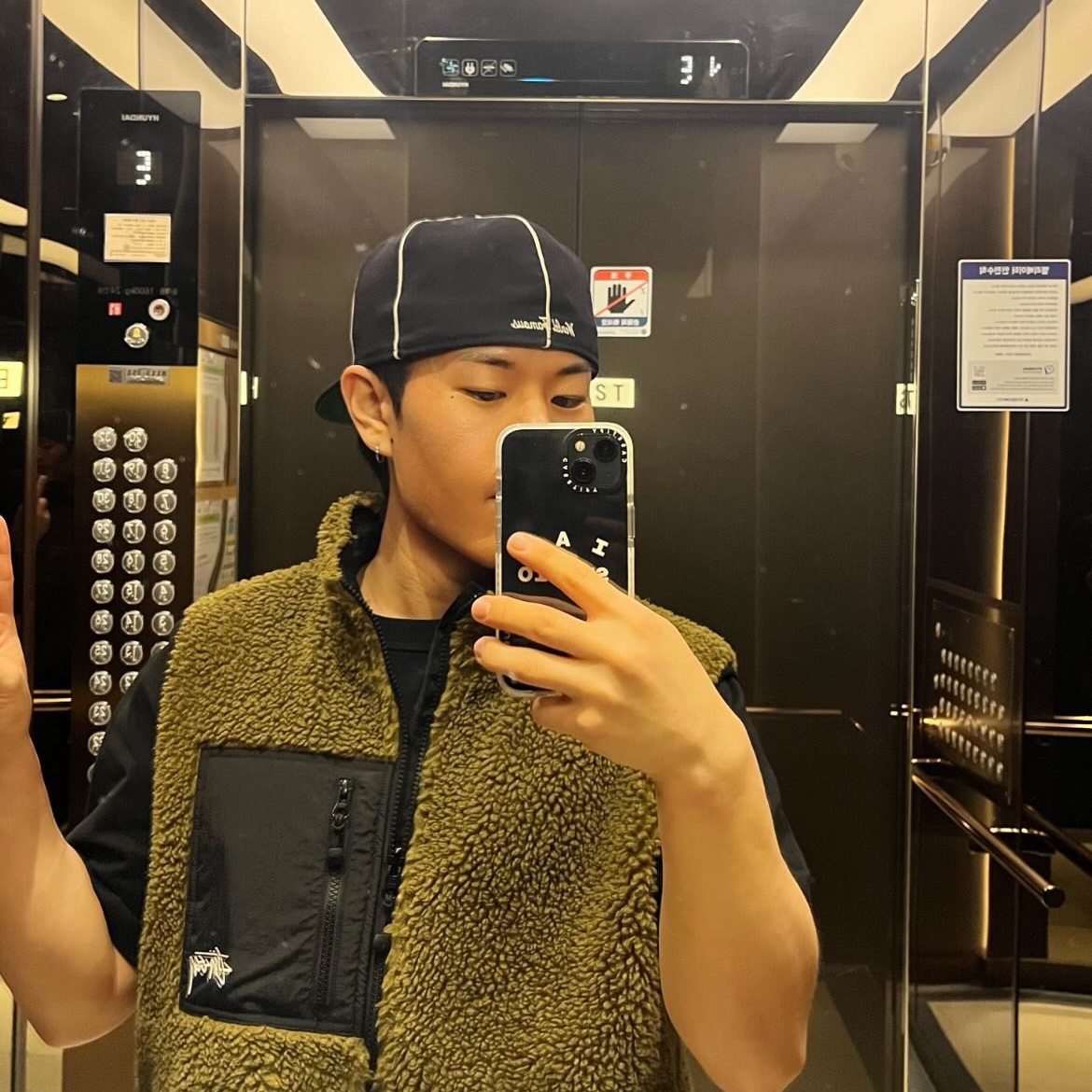 Casetify x IAB Studio iPhone White Logo Impact Case Frost White, Stussy Sherpa Reversible Vest Olive 착용 스타일
