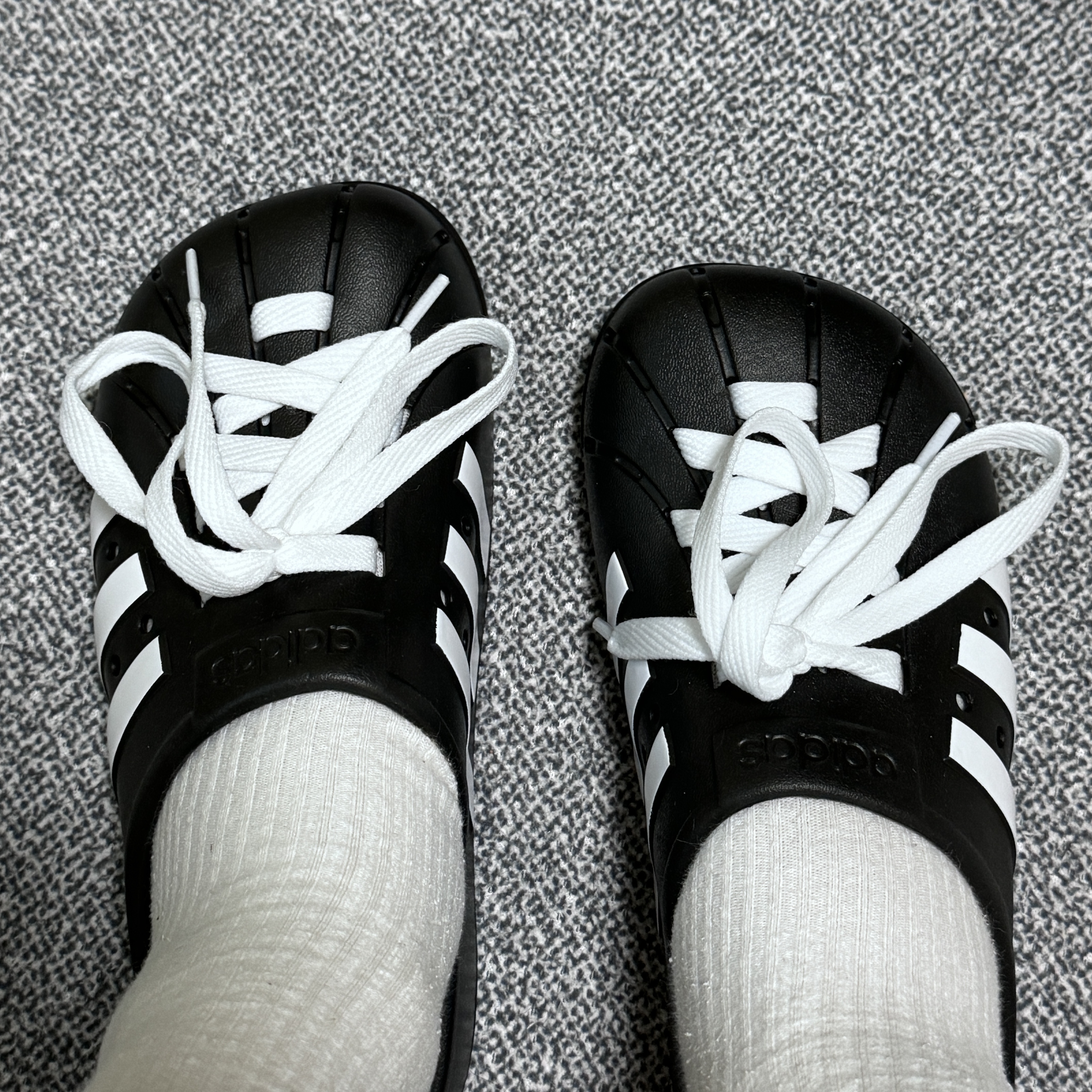 Adidas Adilette Clog Black White 착용 스타일