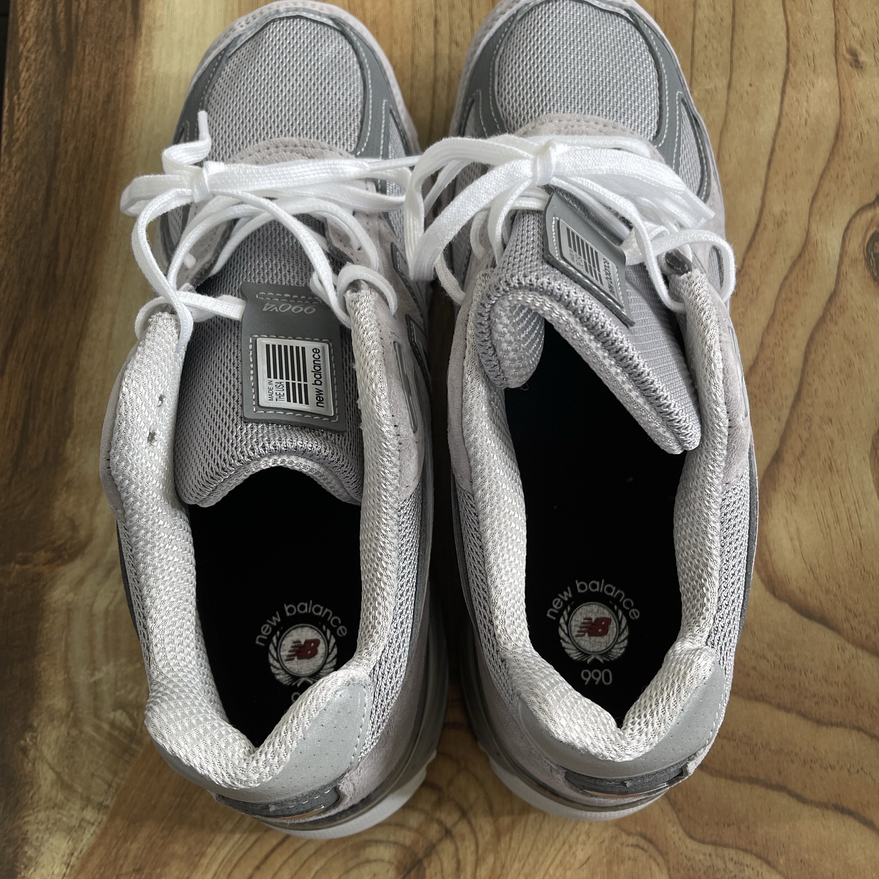 New Balance 990v4 Made in USA Grey Silver 착용 스타일 - 3