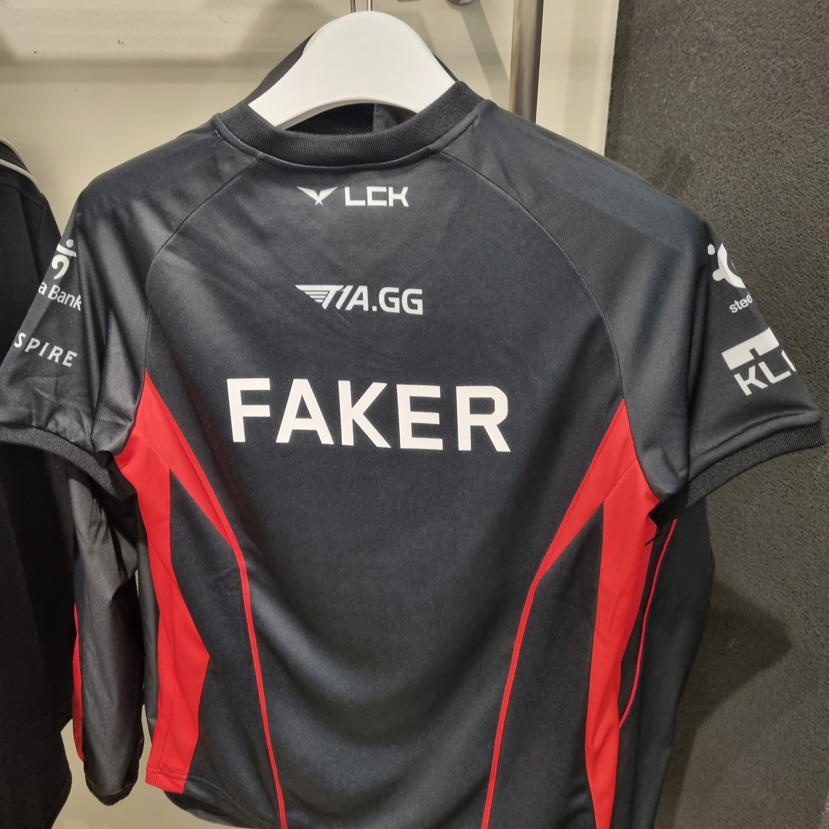 T1 2024 Summer Uniform Jersey Faker Black 착용 스타일