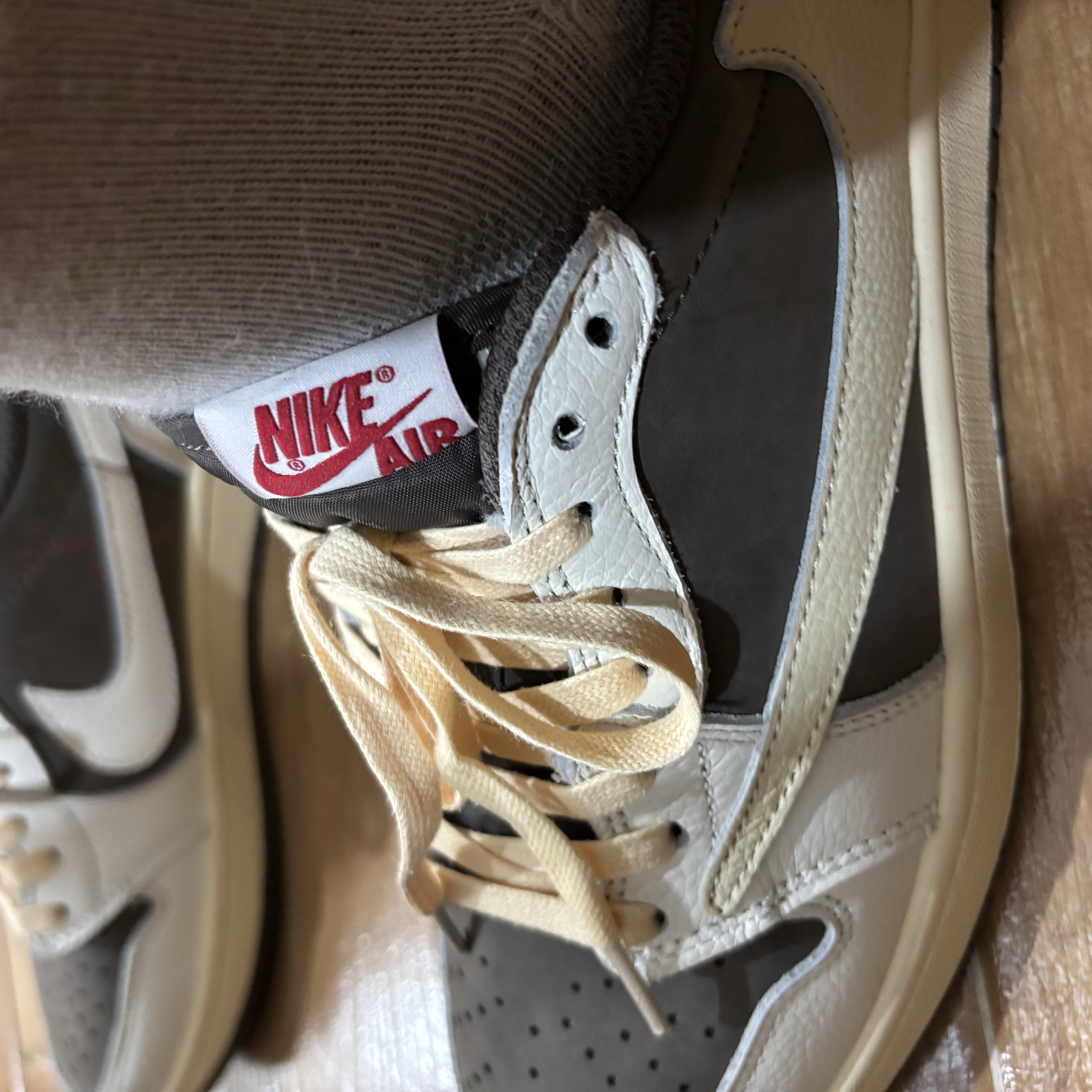 Jordan 1 x Travis Scott Retro Low OG SP Sail and Ridgerock 착용 스타일