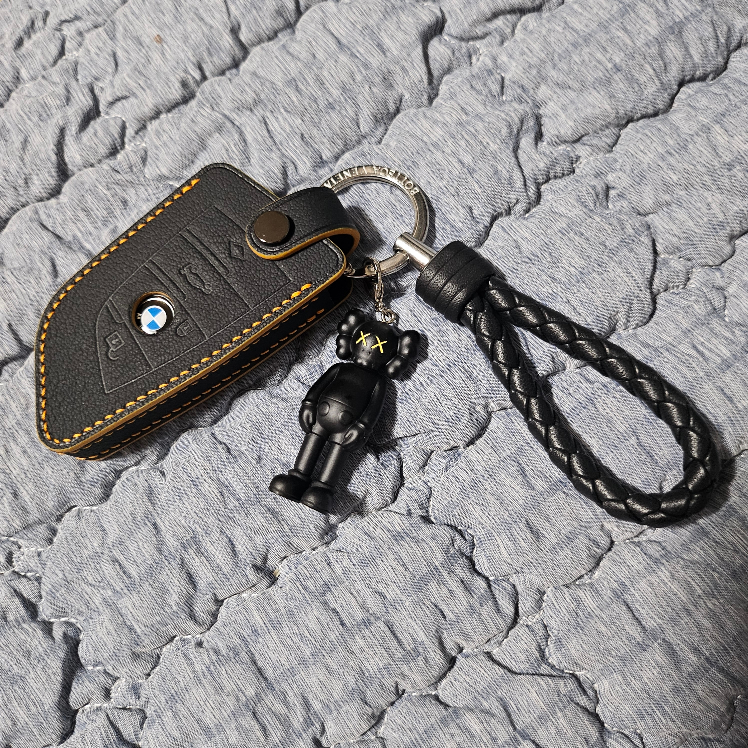 Bottega Veneta Leather Keyring Black 착용 스타일