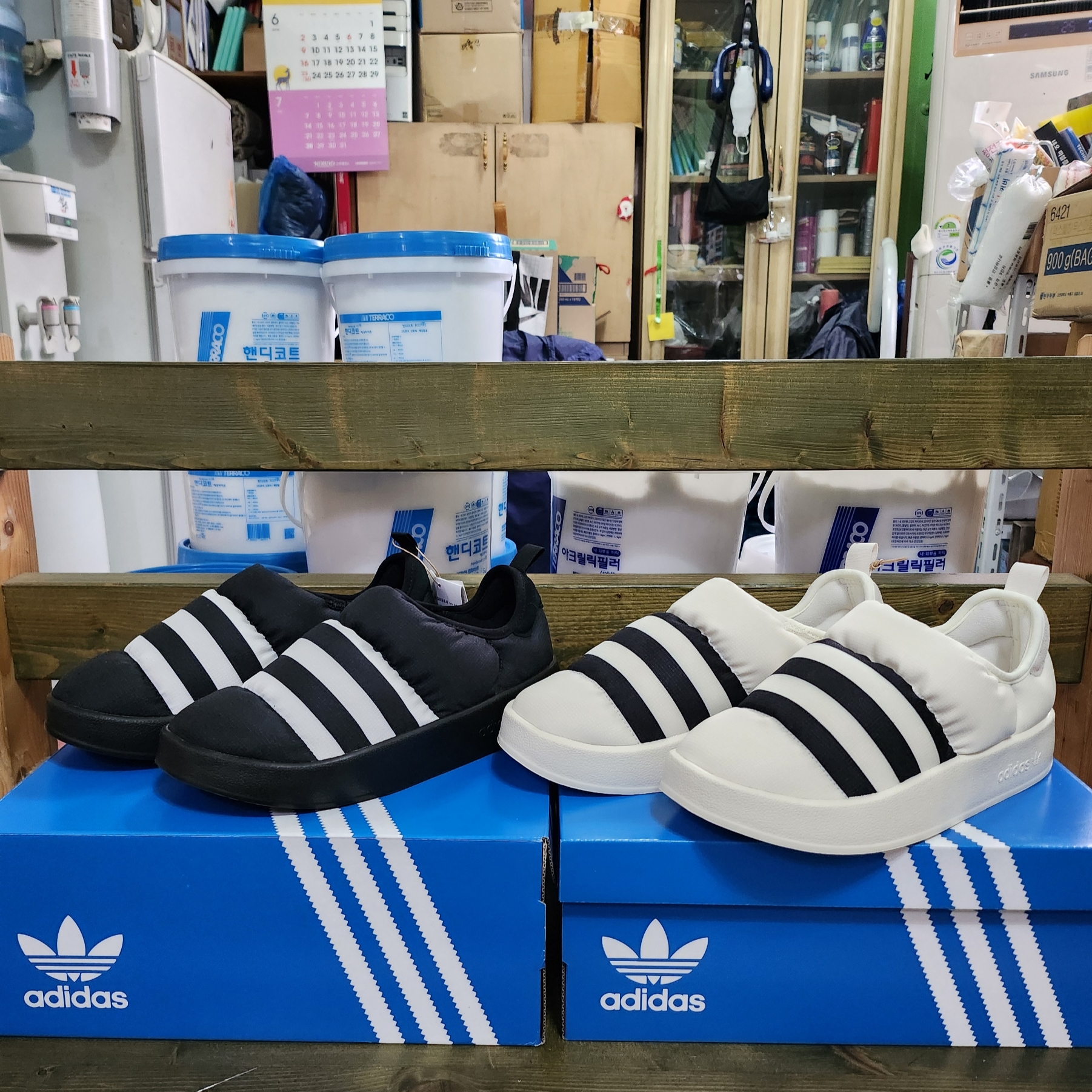 Adidas Puffylette Core Black 착용 스타일 - 1