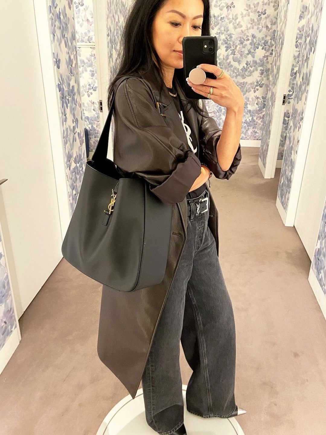 Saint Laurent Suzanne Medium Hobo Bag In Smooth Leather Black, Saint Laurent Paris Vii Medium Hobo Bag in Suede Cinnamon and Caramel 착용 스타일 - 5