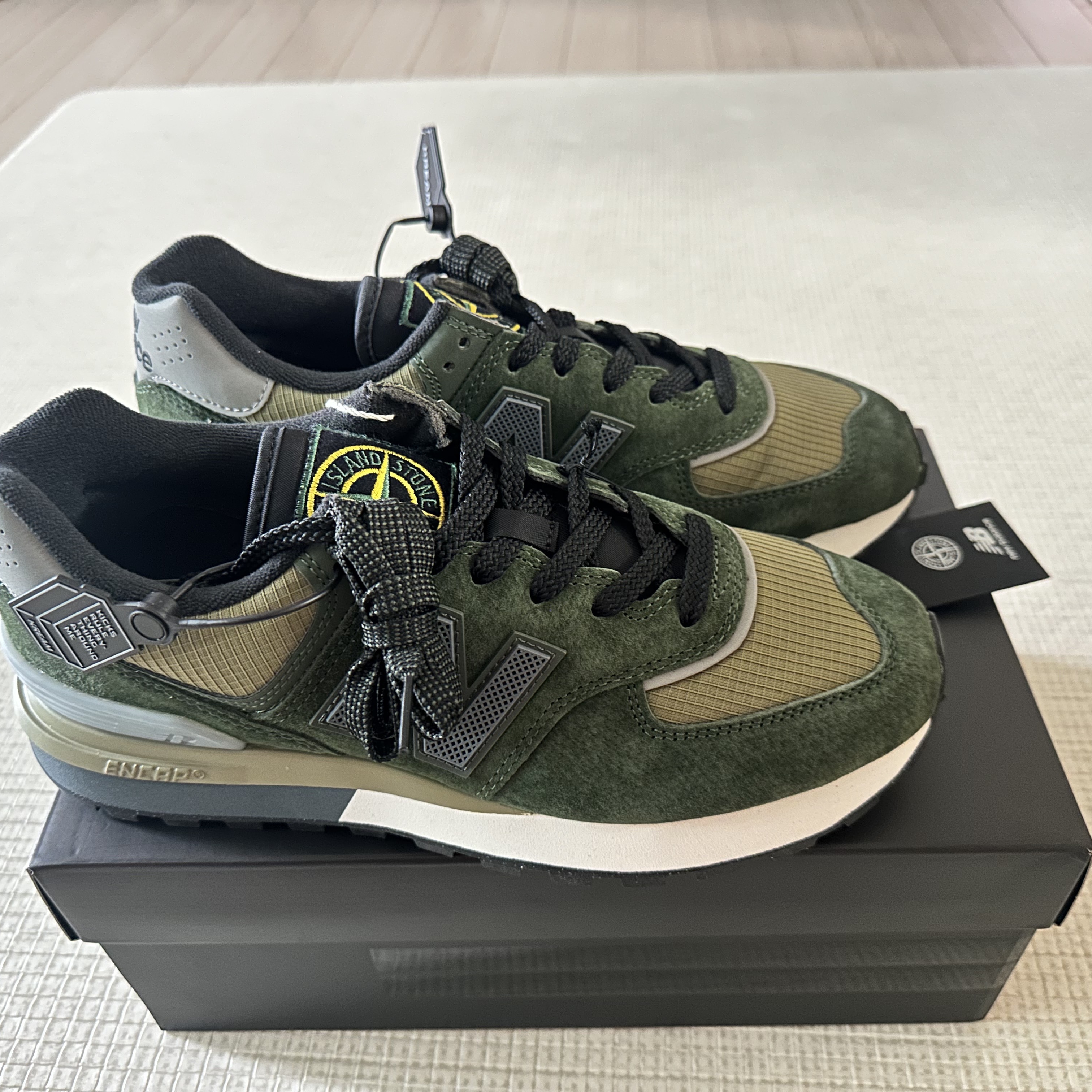 New Balance x Stone Island 574 Legacy Dark Green 착용 스타일 - 1