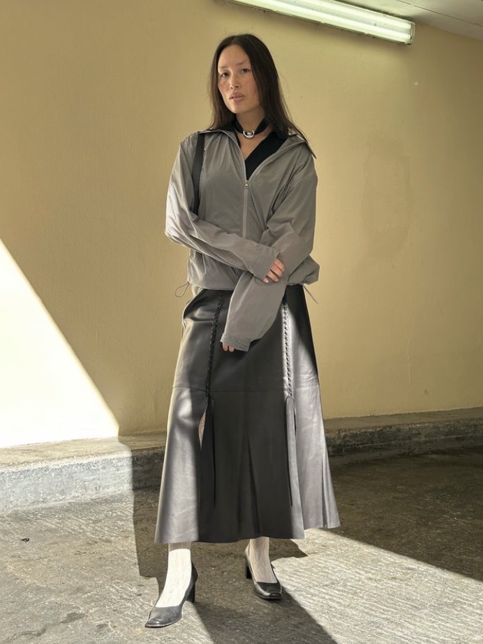 Amomento Sheer Zip Up Shirts Grey 착용 스타일 - 2