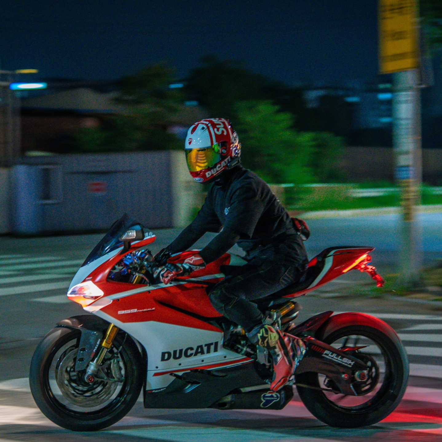 Supreme x Ducati Arai Corsair-X Helmet Red - 24SS 착용 스타일
