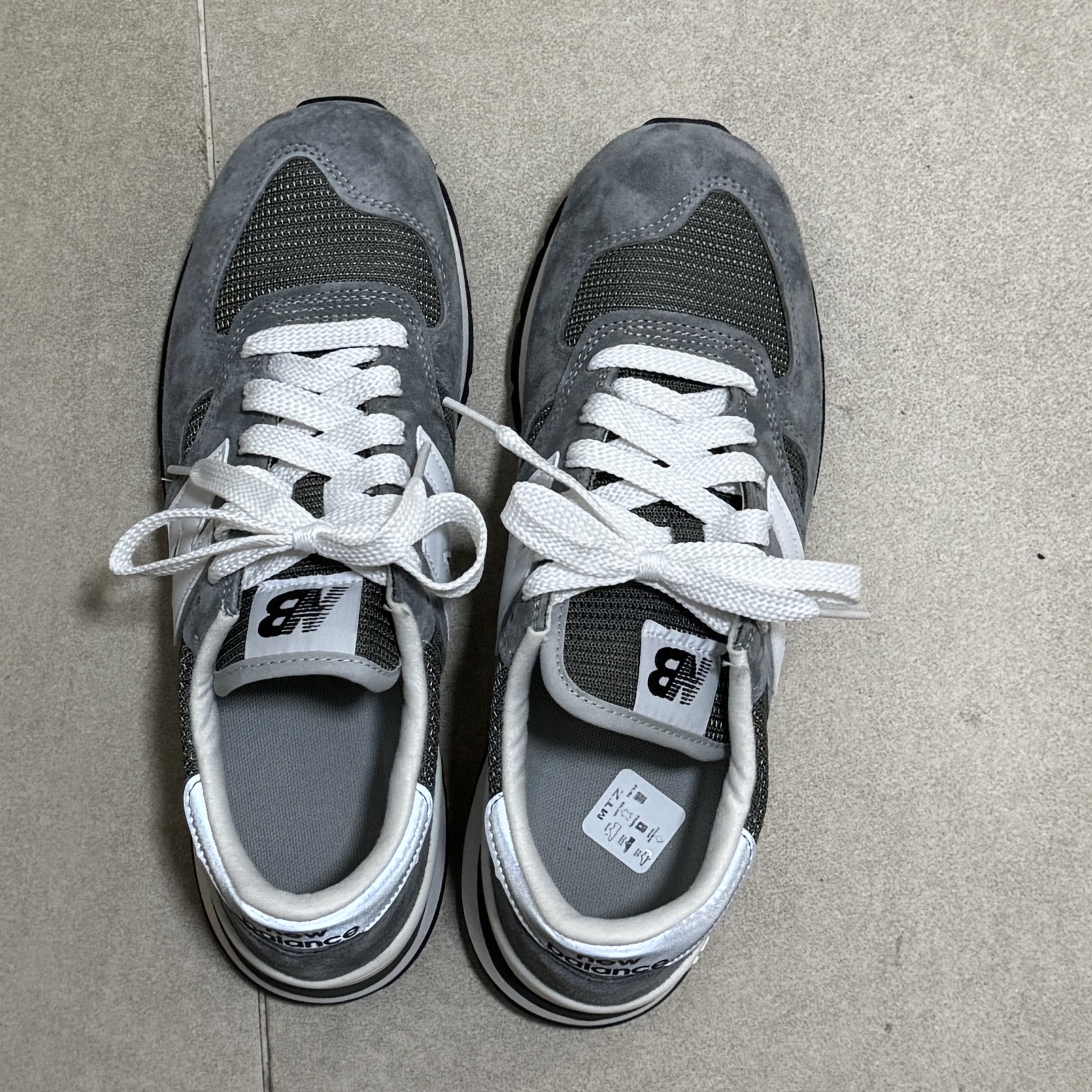 New Balance 990v1 Made in USA Grey White 착용 스타일 - 1