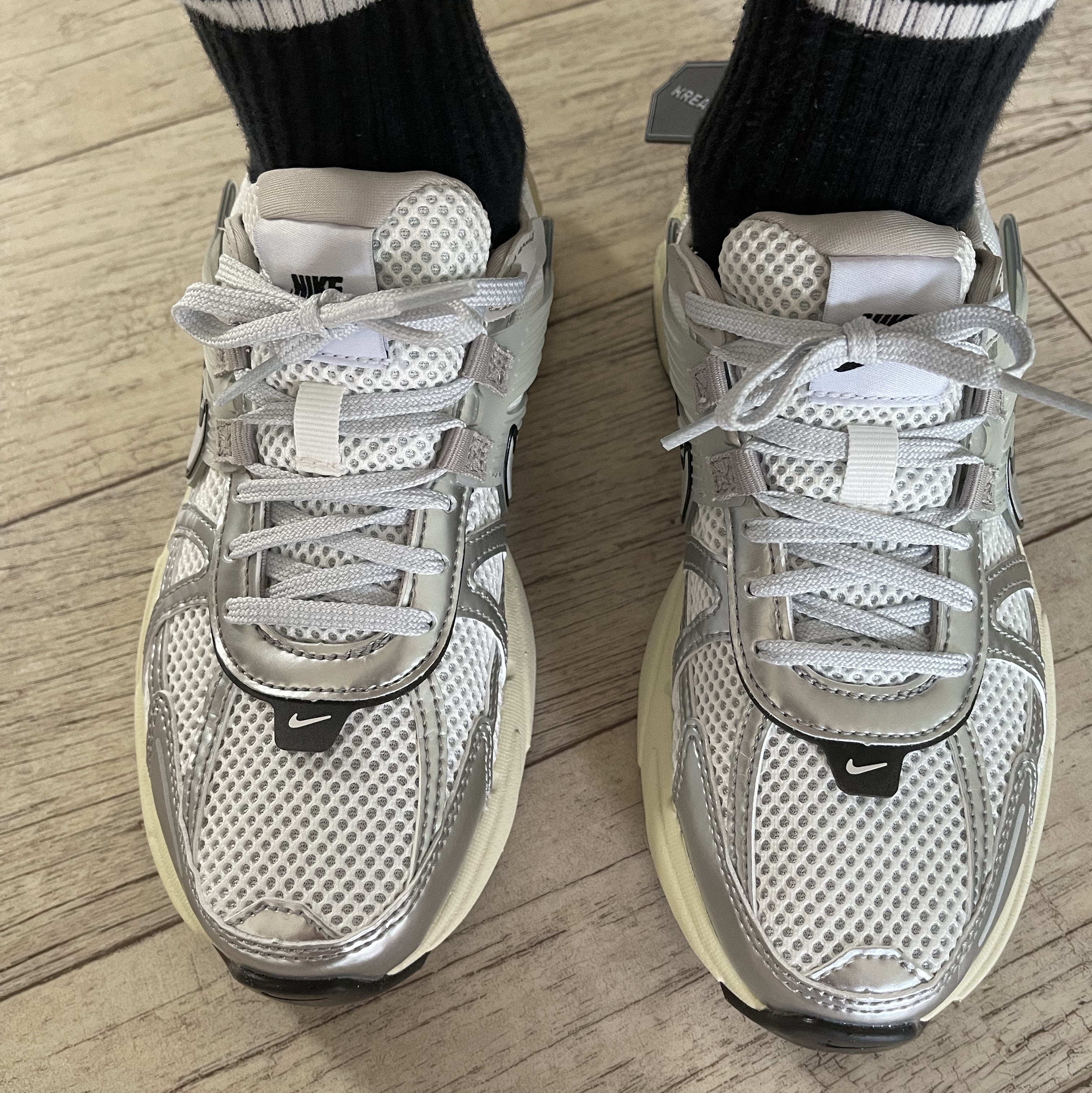 Nike V2K Run Summit White Metallic Silver 착용 스타일 - 4
