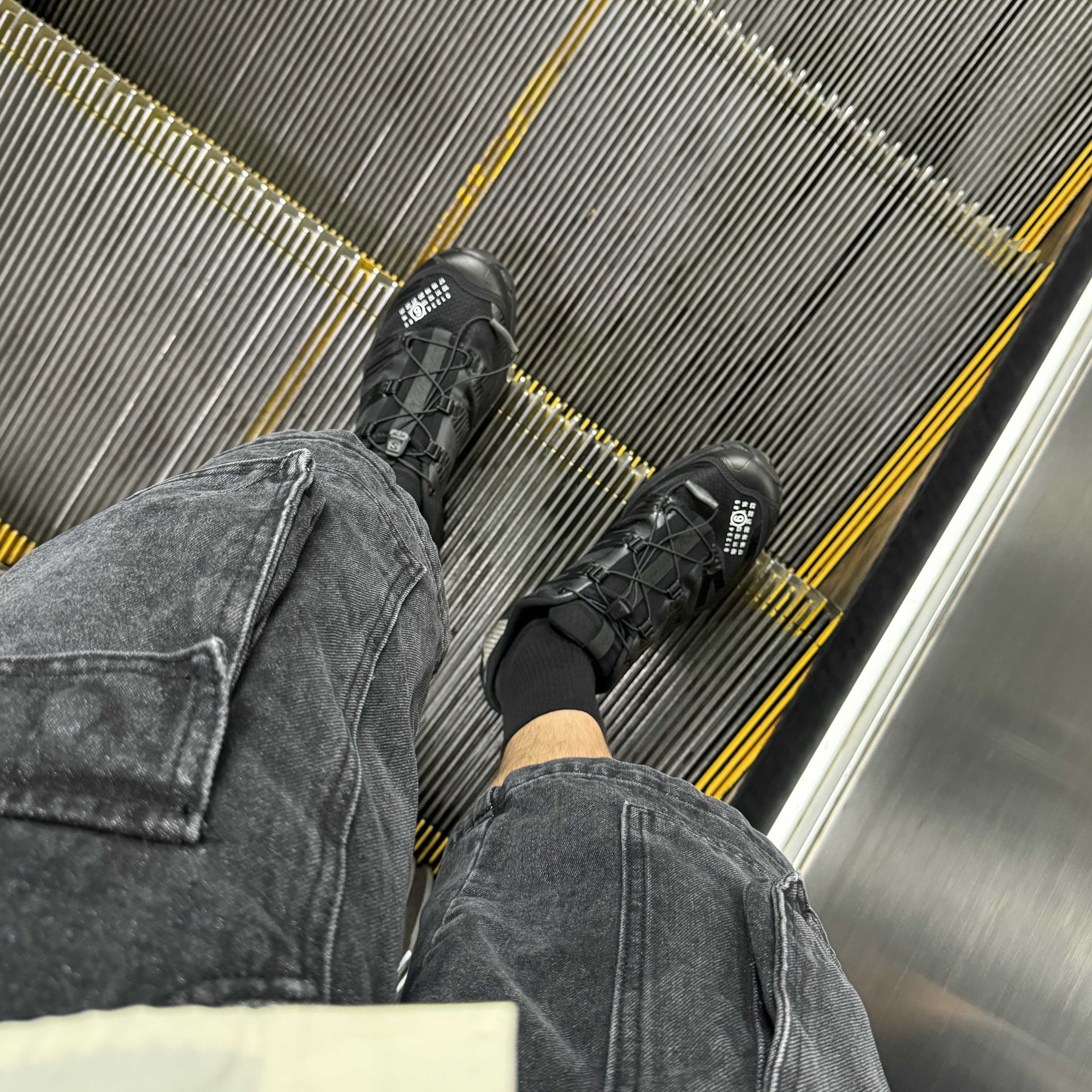 Salomon x MM6 Maison Margiela XT-4 Mule Black 착용 스타일
