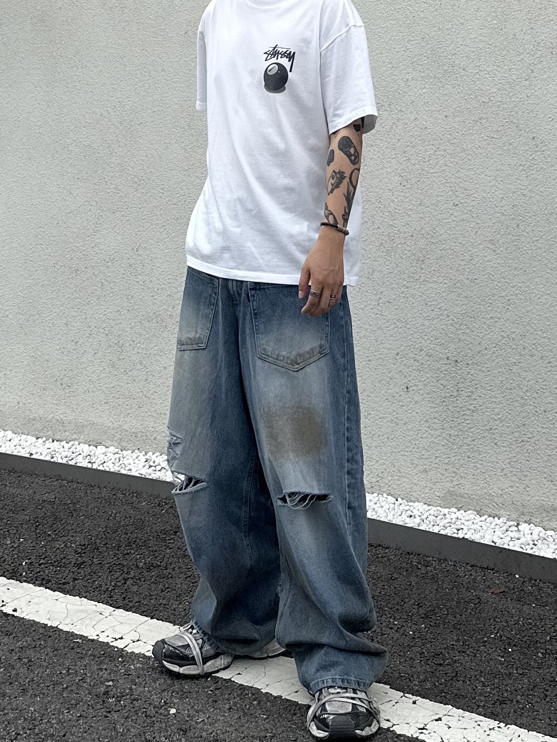 Nike x Stussy NRG FL SS 8 Ball T-Shirt White (DO9322-100), Balenciaga 3XL Sneakers Grey White Red 착용 스타일 - 2