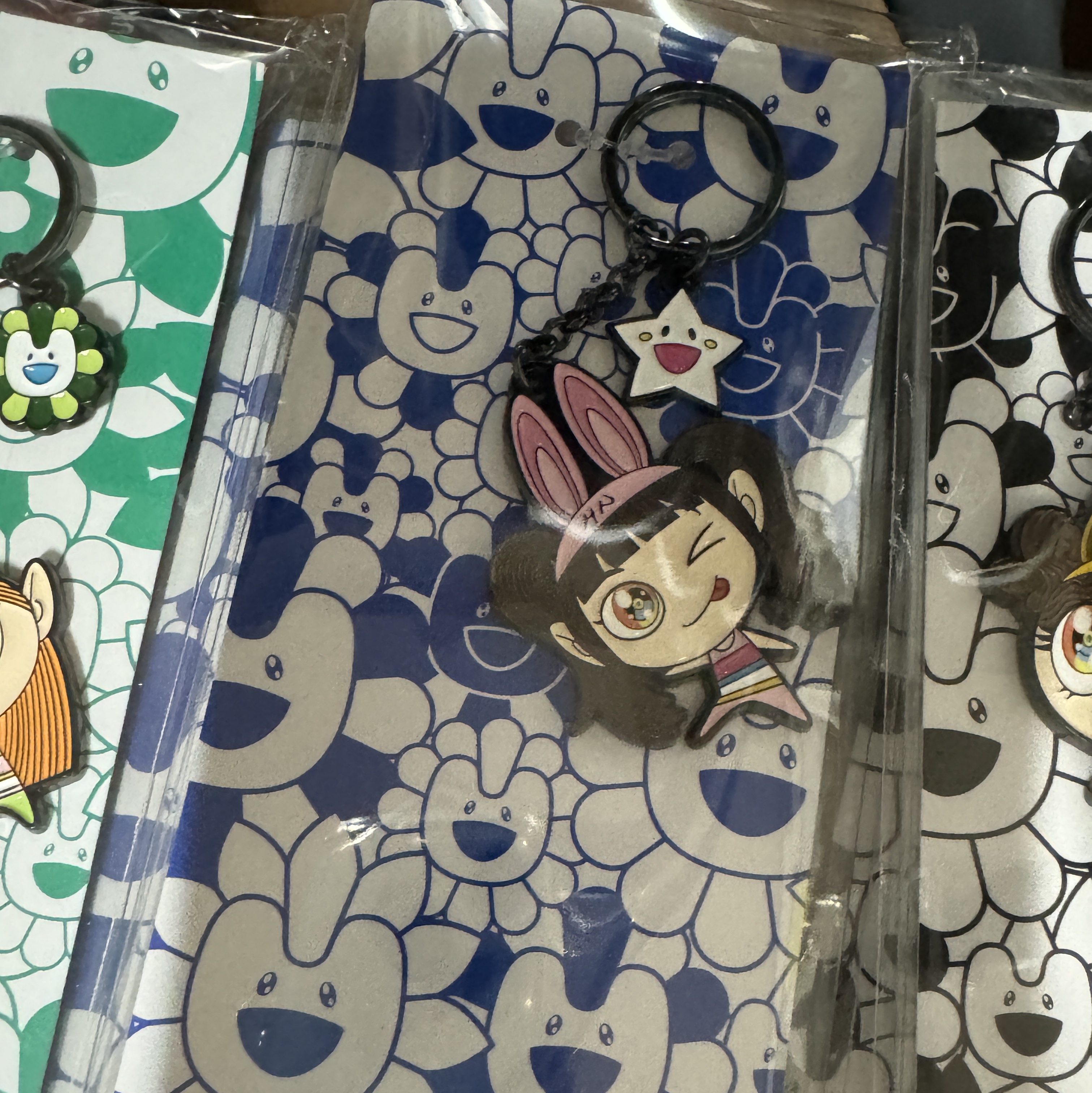 NewJeans x Murakami Metal Keyring Hanni Pink 착용 스타일