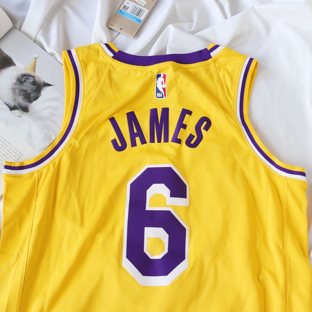 Nike LeBron James LA Lakers Icon Edition Jersey Amarillo 착용 스타일 - 3