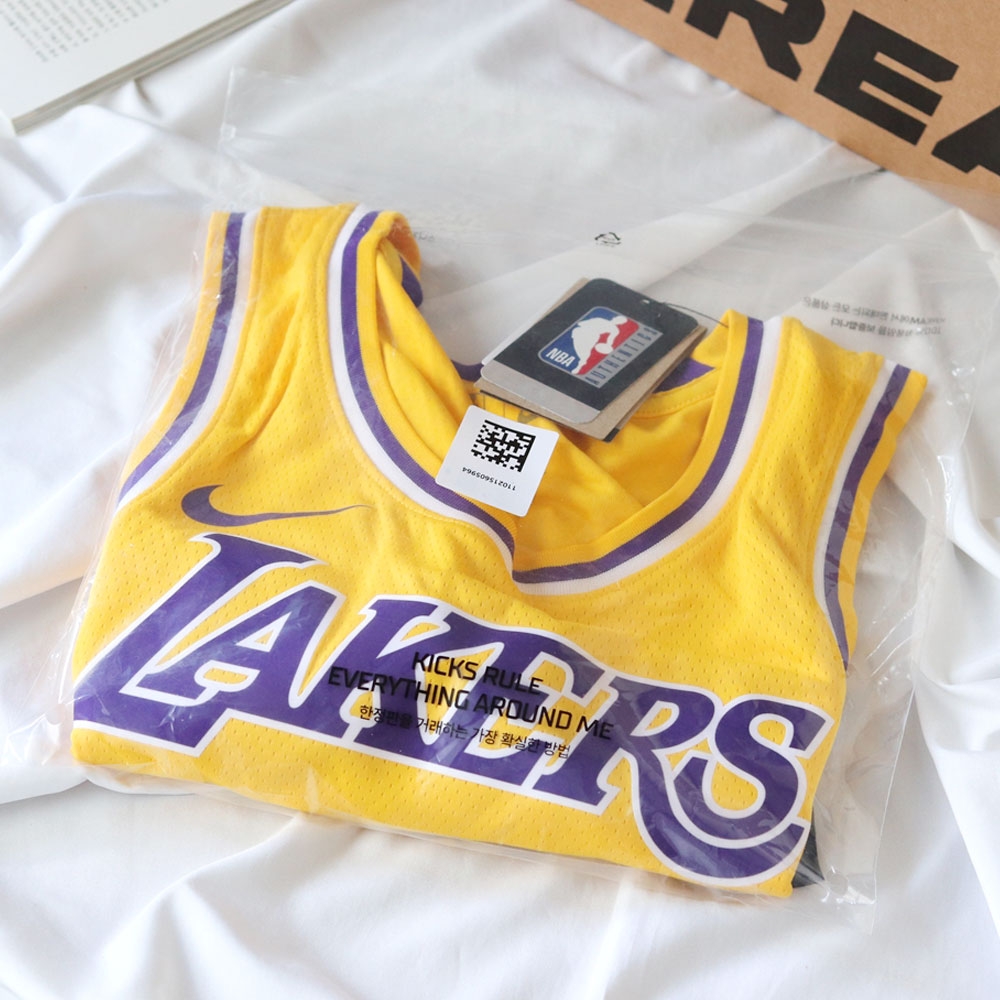 Nike LeBron James LA Lakers Icon Edition Jersey Amarillo 착용 스타일 - 1