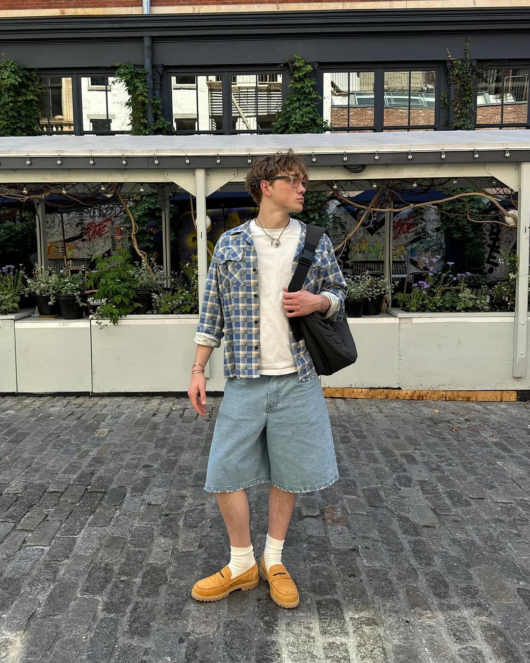 Stone Island L0803 Stretch Cotton Canvas Garment Dyed Cargo Bermuda Shorts Black - 24SS, BLR Curved Cover Cargo Bermuda Washing Denim Pants Black 착용 스타일 - 5
