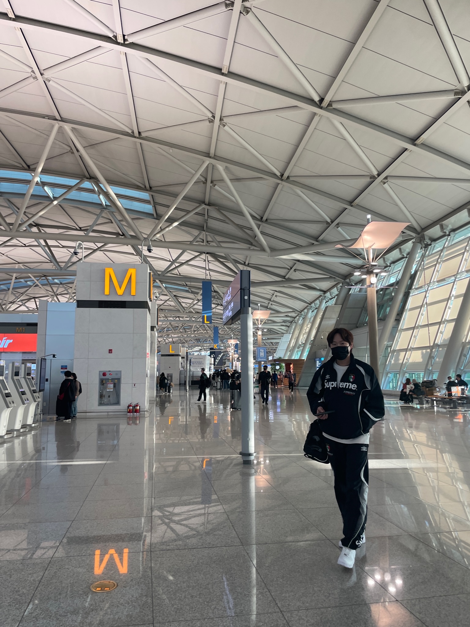 Supreme x Umbro Track Pants Black - 22SS, Supreme x Umbro Track Jacket Black - 22SS 착용 스타일 - 2