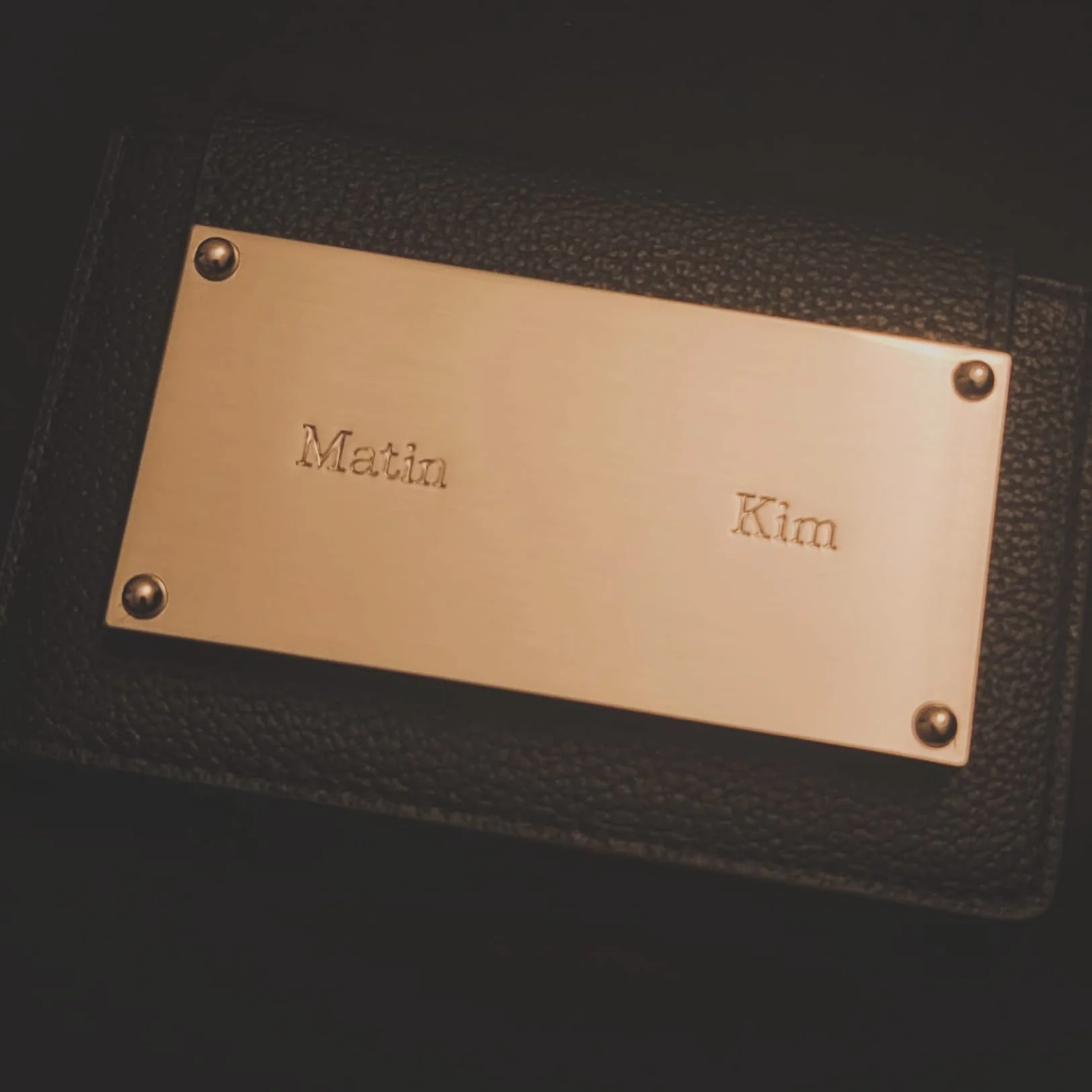Matin Kim Accordion Wallet Black 착용 스타일