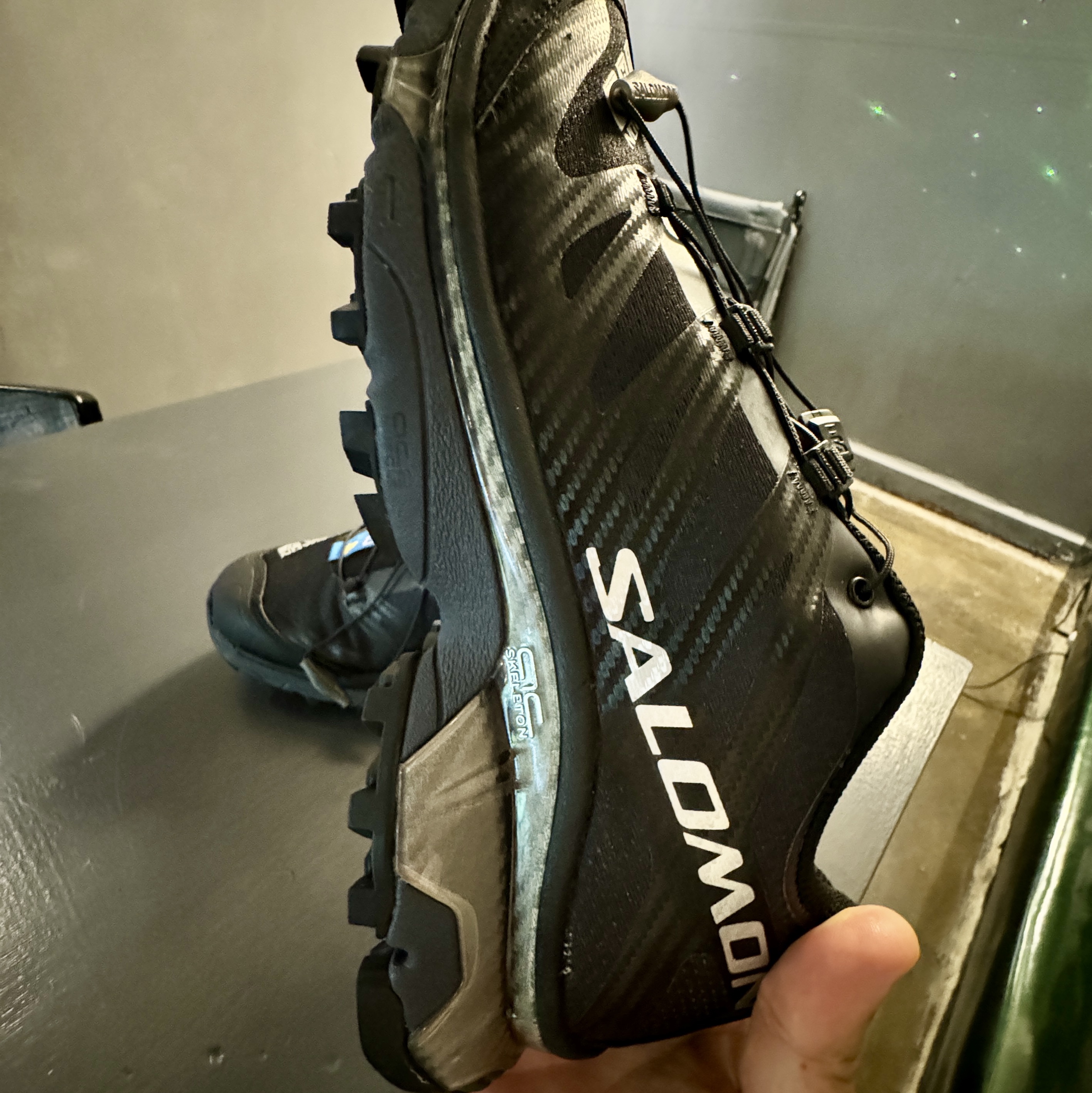 Salomon XT-4 Black Silver Metallic 착용 스타일 - 4