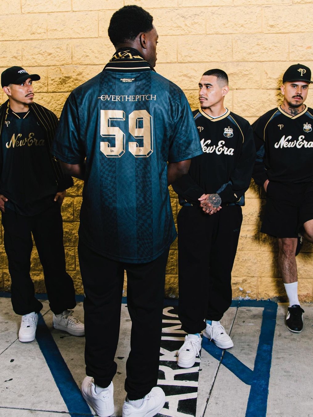 Over The Pitch x New Era Football Jersey Black 착용 스타일 - 2