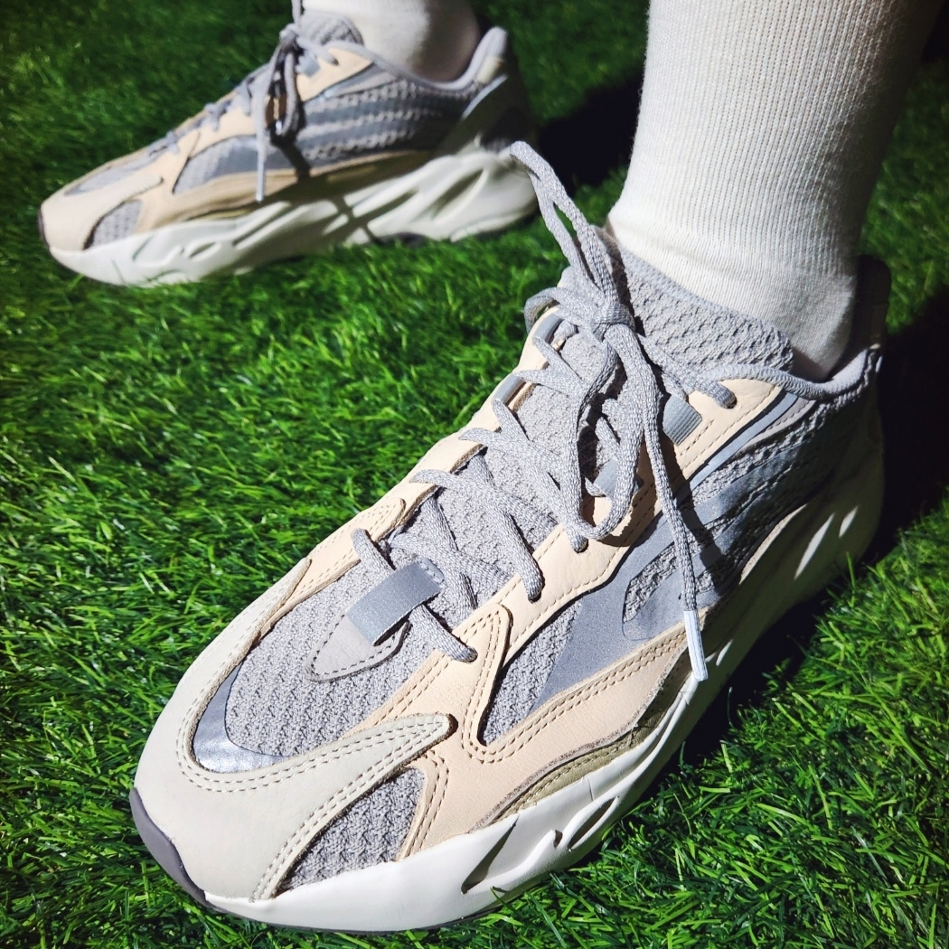Yeezy Gap Engineered By Balenciaga Dove No Seam T-Shirt Beige, Adidas Yeezy Boost 700 V2 Cream 착용 스타일 - 5