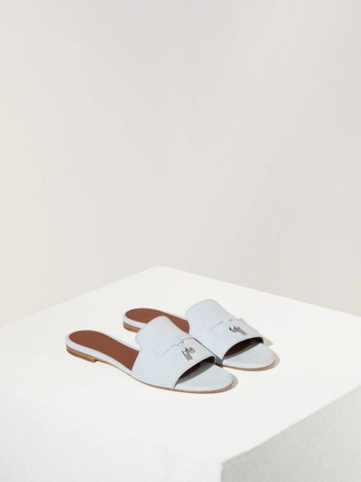 (W) Loro Piana Summer Charms Suede Sandal Azure Sapphire 착용 스타일 - 4