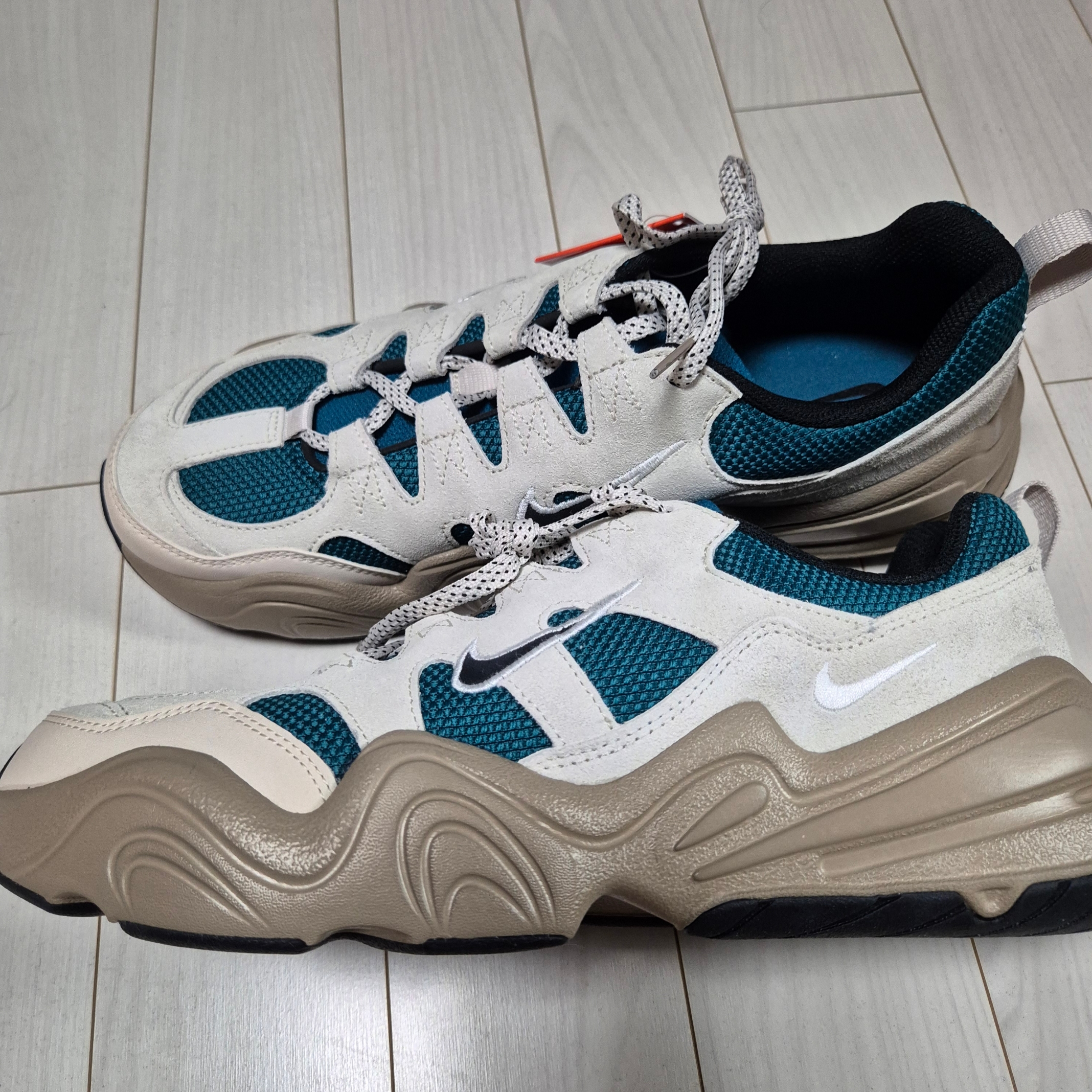 Nike Tech Hera Light Orewood Brown Geode Teal 착용 스타일 - 2