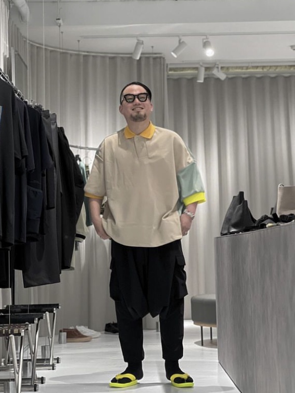 Fumito Ganryu Graffiti Polo Shirt Navy 착용 스타일 - 1