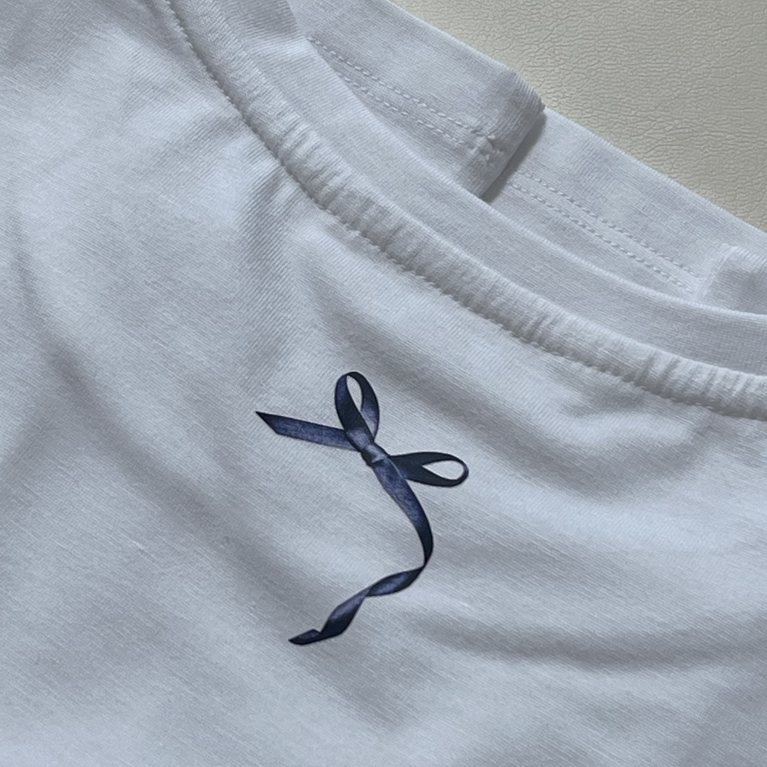 [KREAM 단독] PVCS x Bloomingtale Ribbon Cropped embroidered T-shirt White 착용 스타일