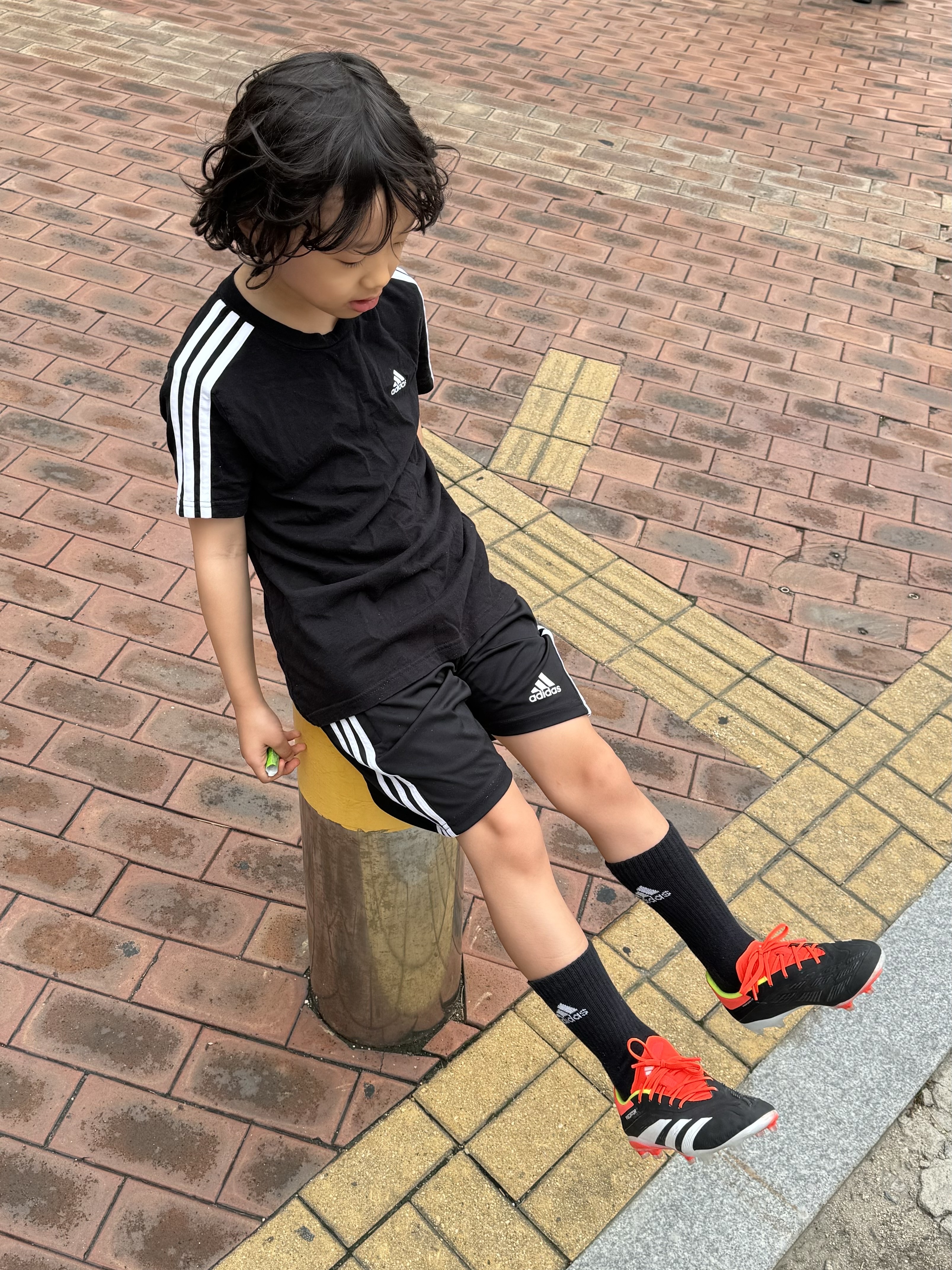 (J) Adidas Predator 24 Elite FG Core Black Cloud White Solar Red, (JR) Nike Zoom Mercurial Superfly 9 Academy Dream Speed TF Green Strike Black 착용 스타일 - 1