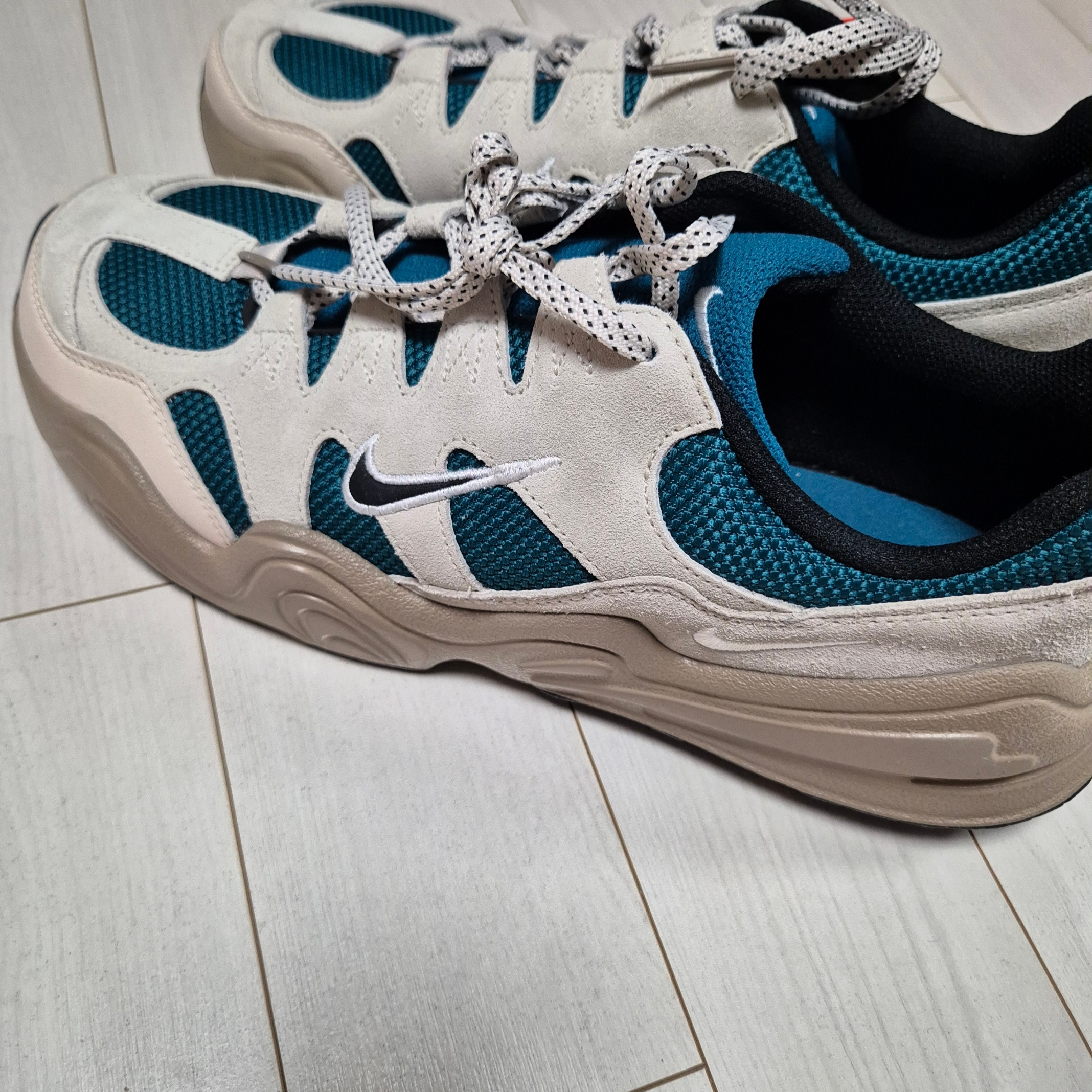 Nike Tech Hera Light Orewood Brown Geode Teal 착용 스타일 - 3
