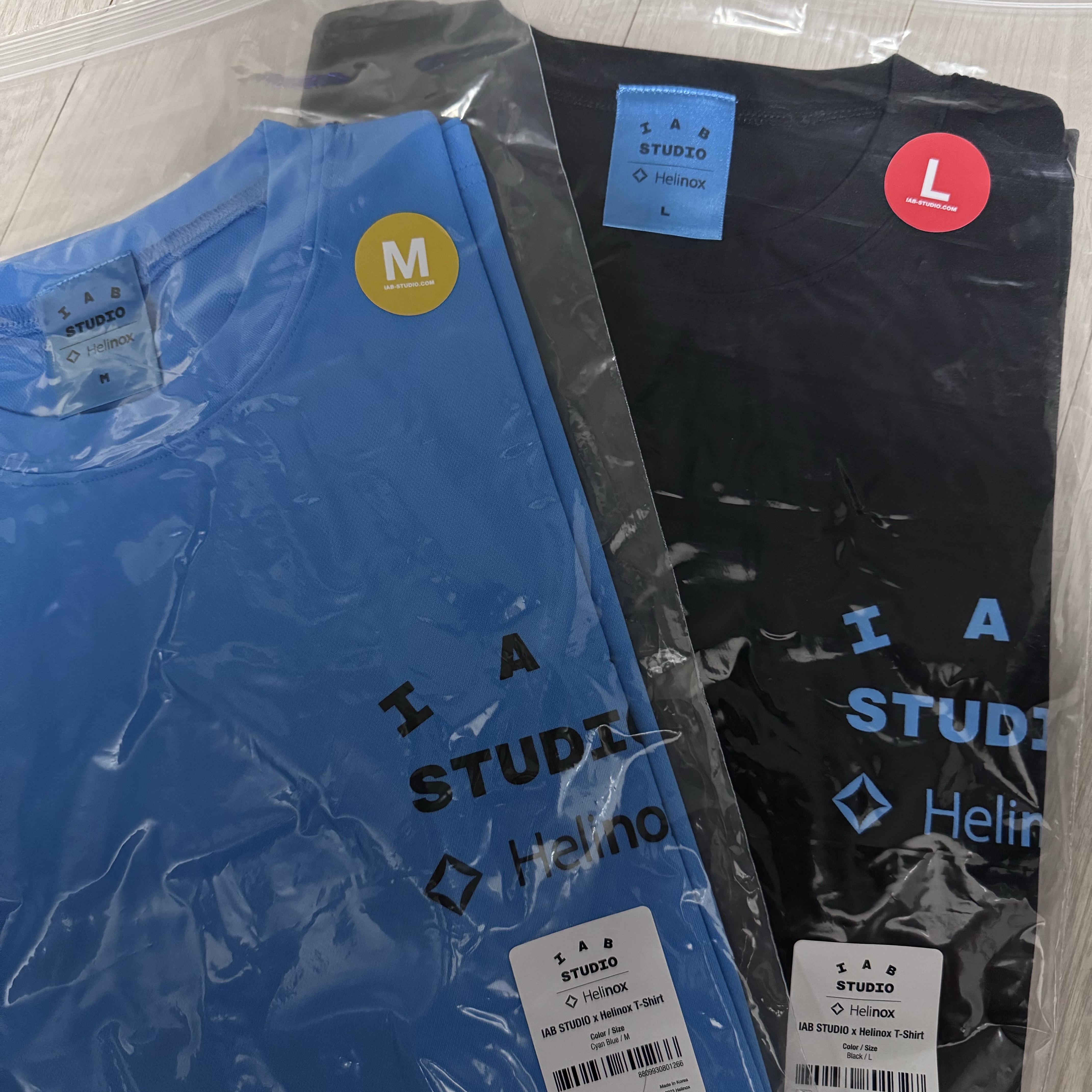 IAB Studio x Helinox T-Shirt Black, IAB Studio x Helinox T-Shirt Cyan Blue 착용 스타일