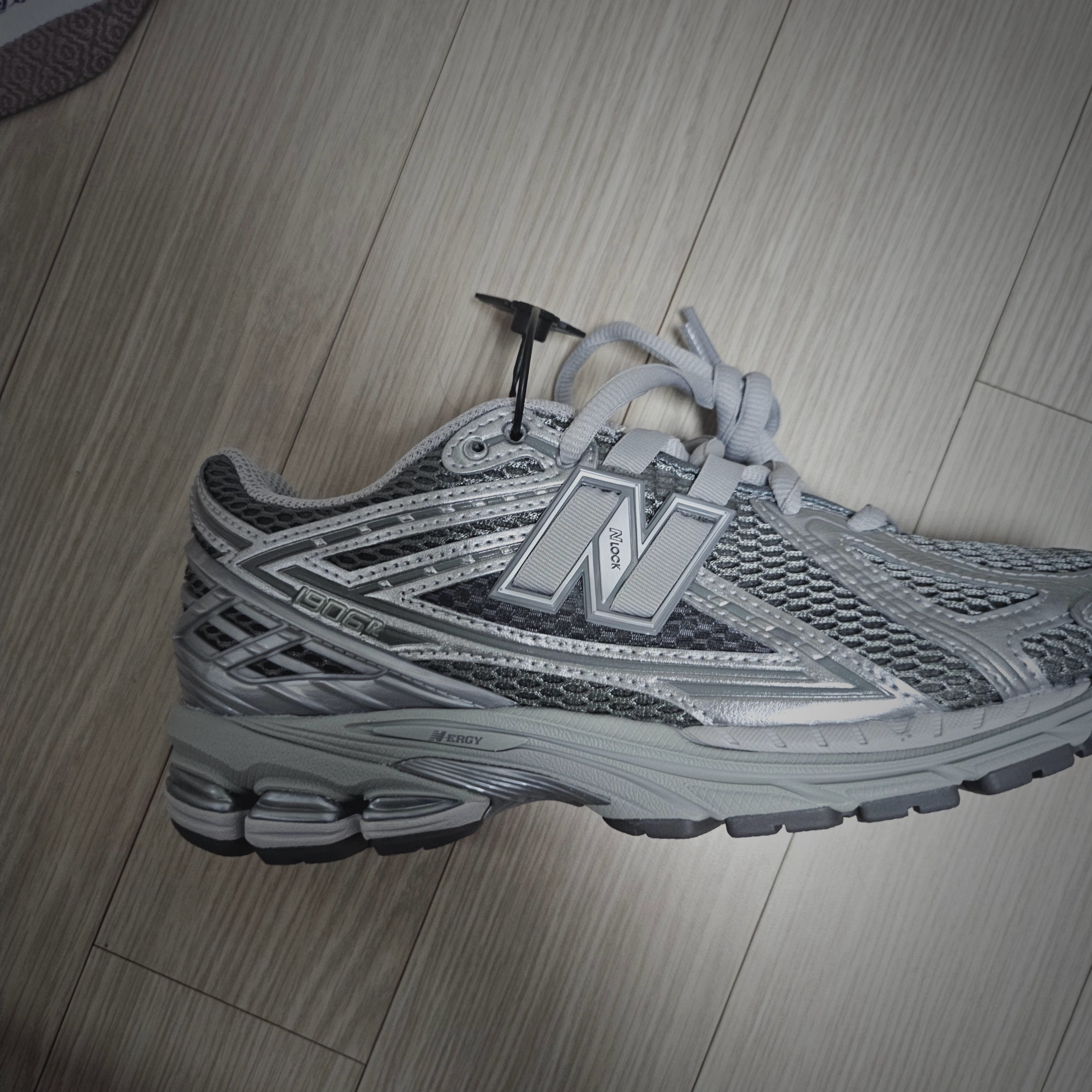 New Balance 1906R Harbor Grey Silver Metalic 착용 스타일 - 3