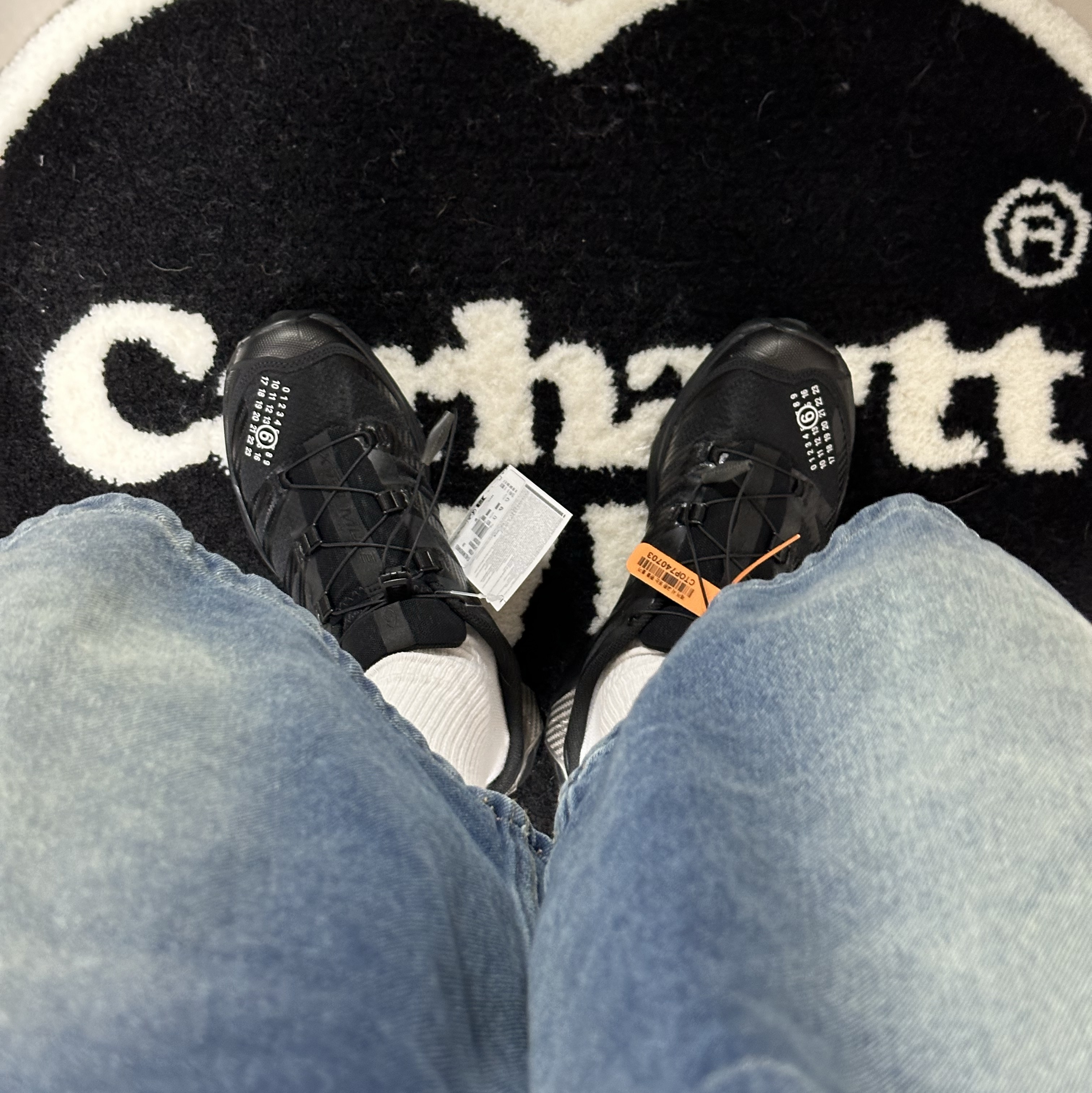 Salomon x MM6 Maison Margiela XT-4 Mule Black 착용 스타일 - 2