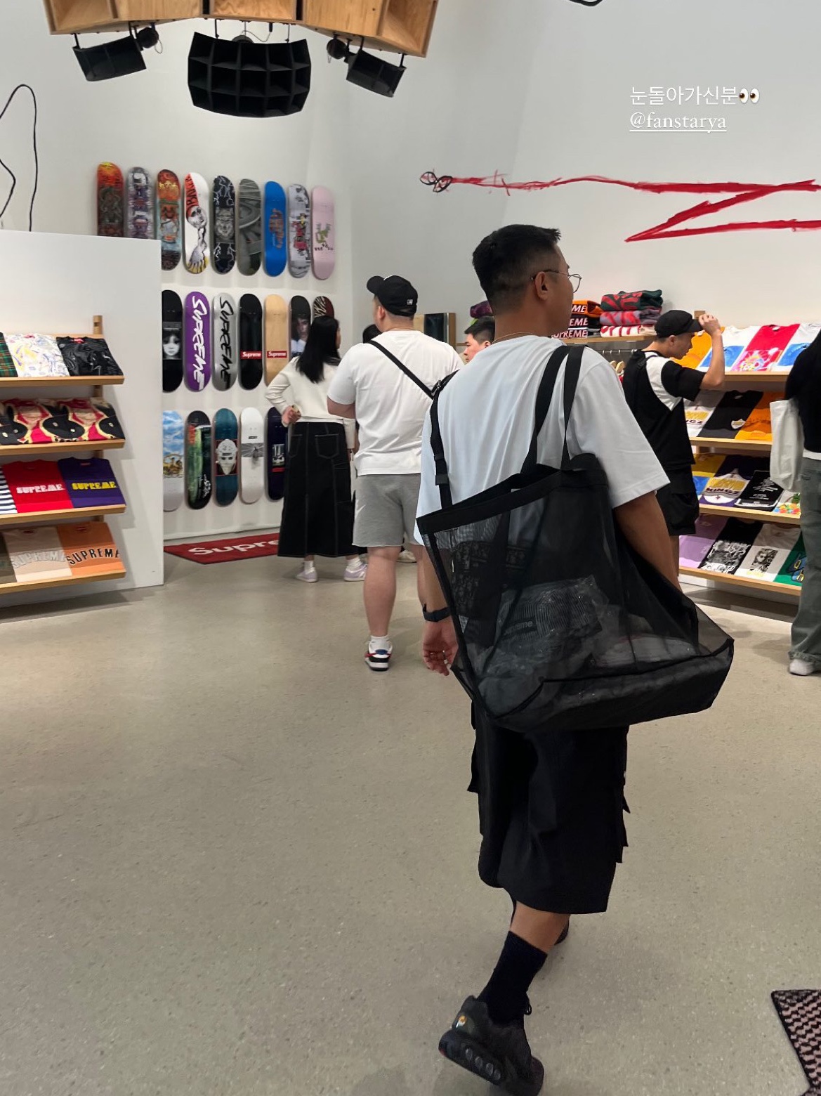 Nike x Supreme Air Max DN SP Black Galactic Jade, Dior Safari Messenger Bag Beige & Black Dior Oblique Jacquard 착용 스타일 - 2