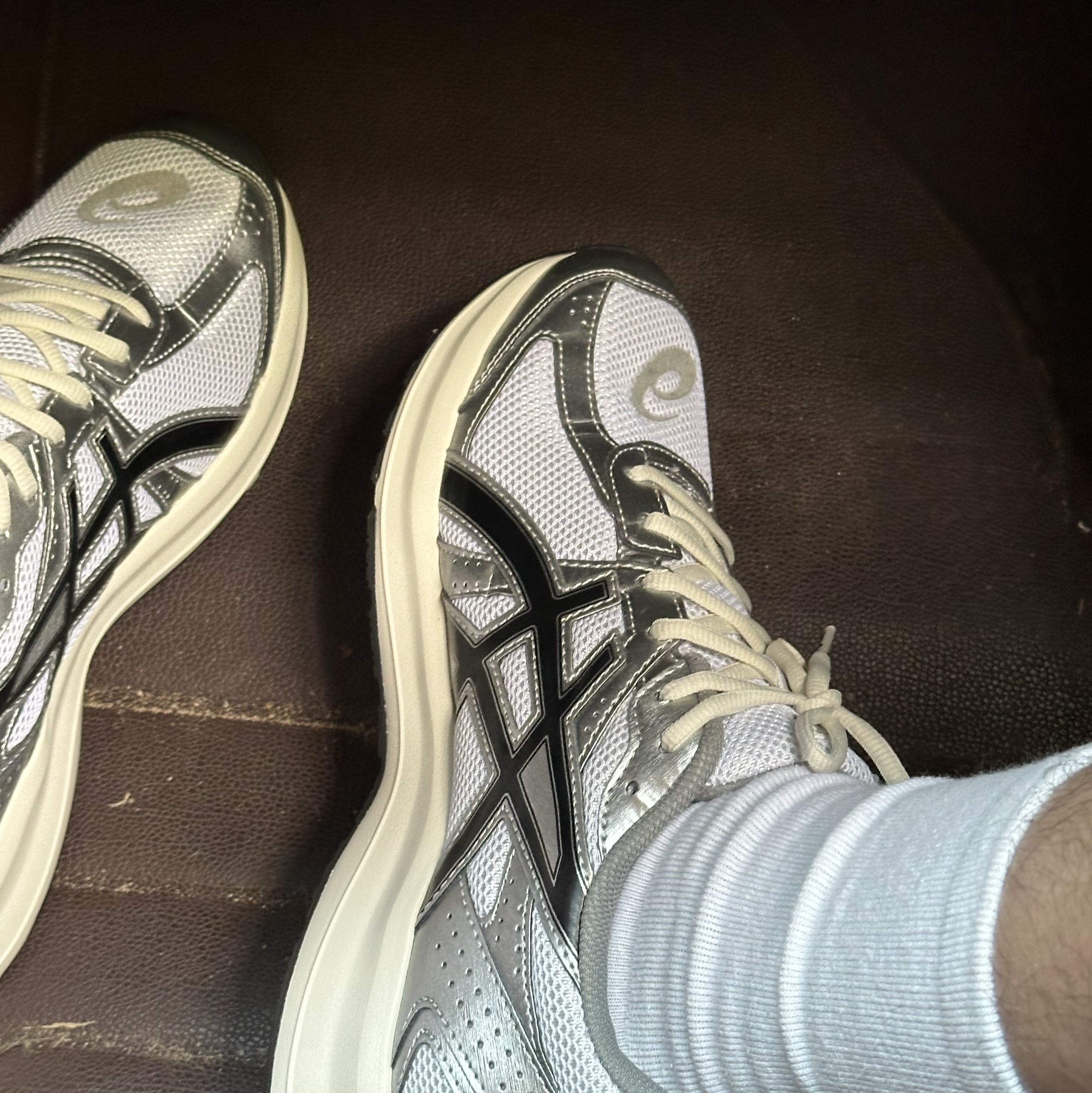 Asics Jog 100 S White Black - 2E Wide 착용 스타일