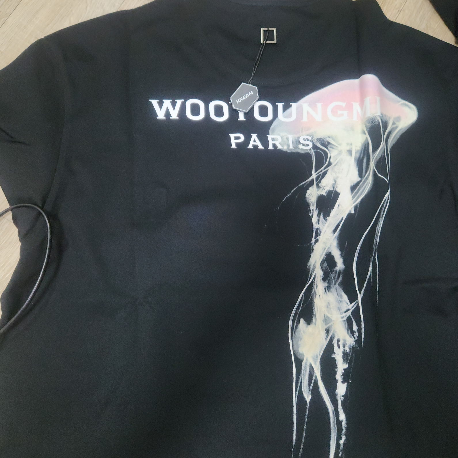 Wooyoungmi Luminous Jellyfish Back Logo T-Shirt Black - 24SS 착용 스타일 - 1