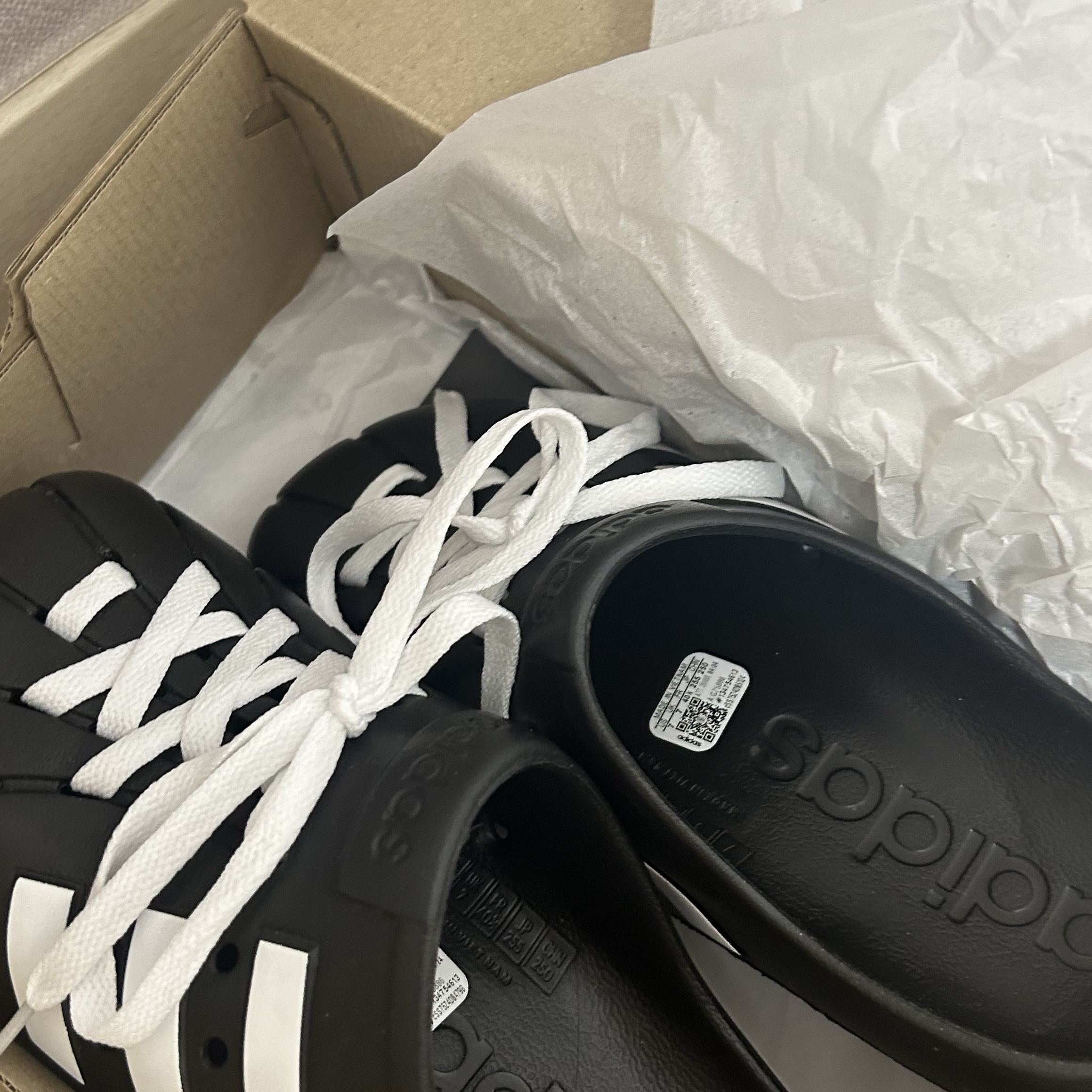 Adidas Adilette Clog Black White 착용 스타일