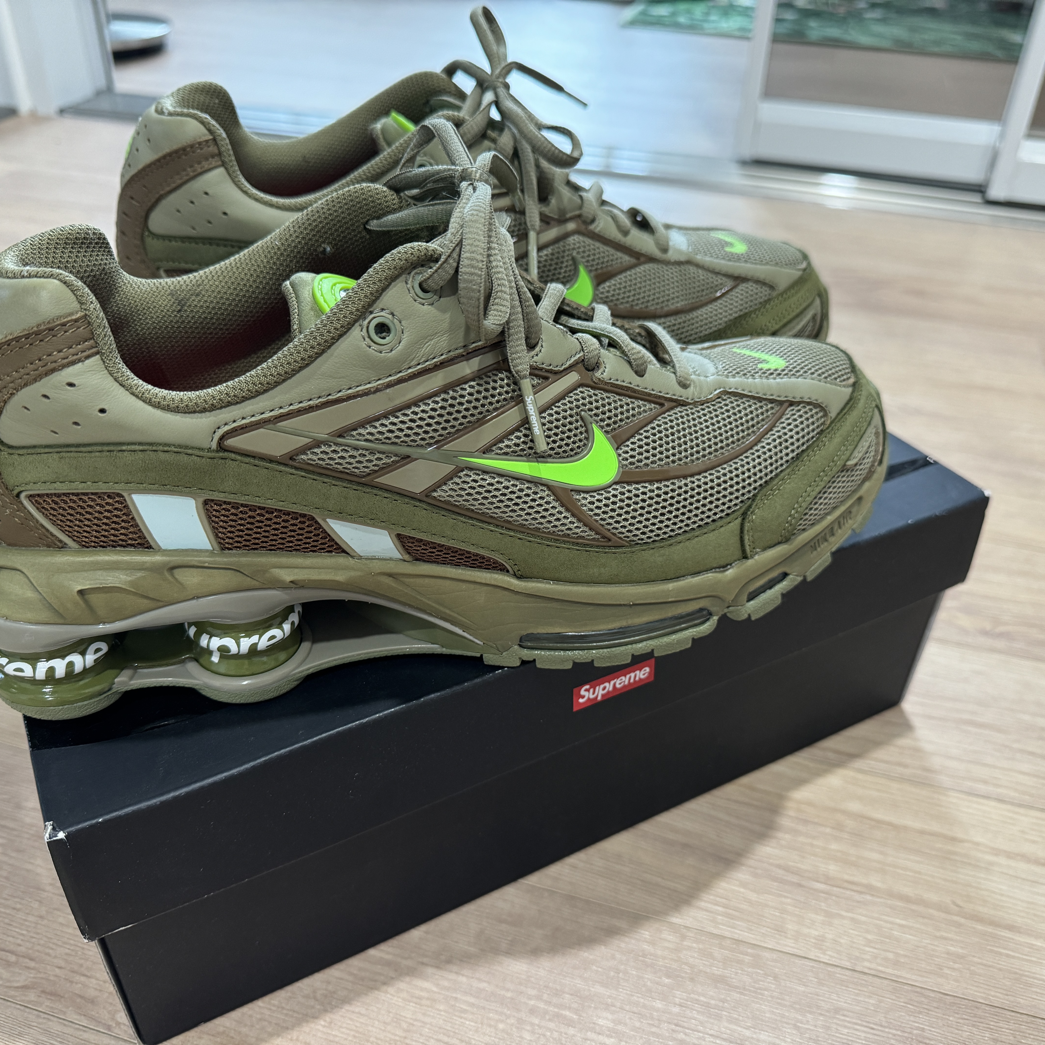Nike x Supreme Shox Ride 2 SP Neutral Olive, New Balance x JJJJound 2002R Gore-Tex Charcoal 착용 스타일 - 2