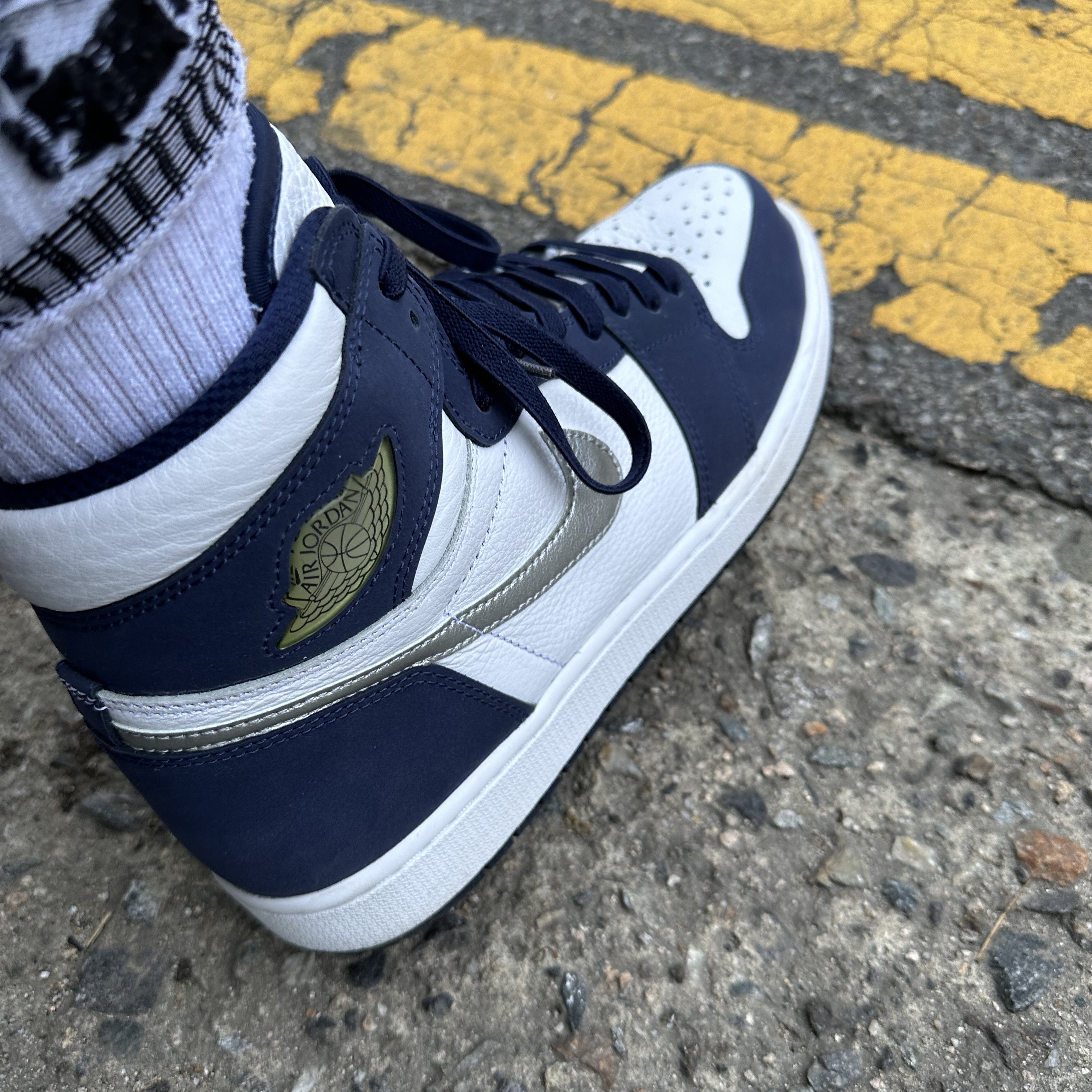 Jordan 1 Retro High OG CO.JP Midnight Navy (Suitcase Special Box) 착용 스타일 - 3
