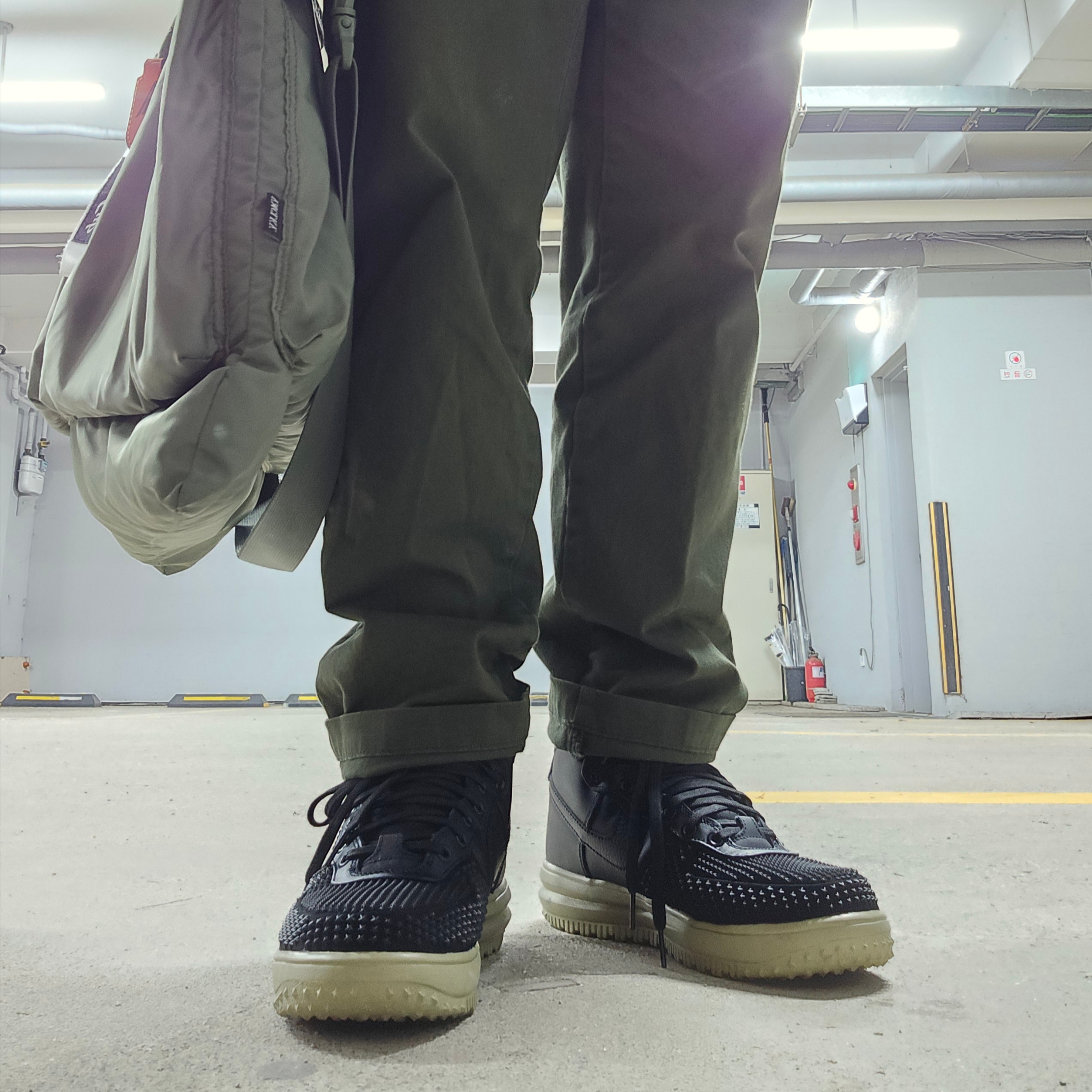 Nike Lunar Force 1 Duckboot Black Neutral Olive 착용 스타일