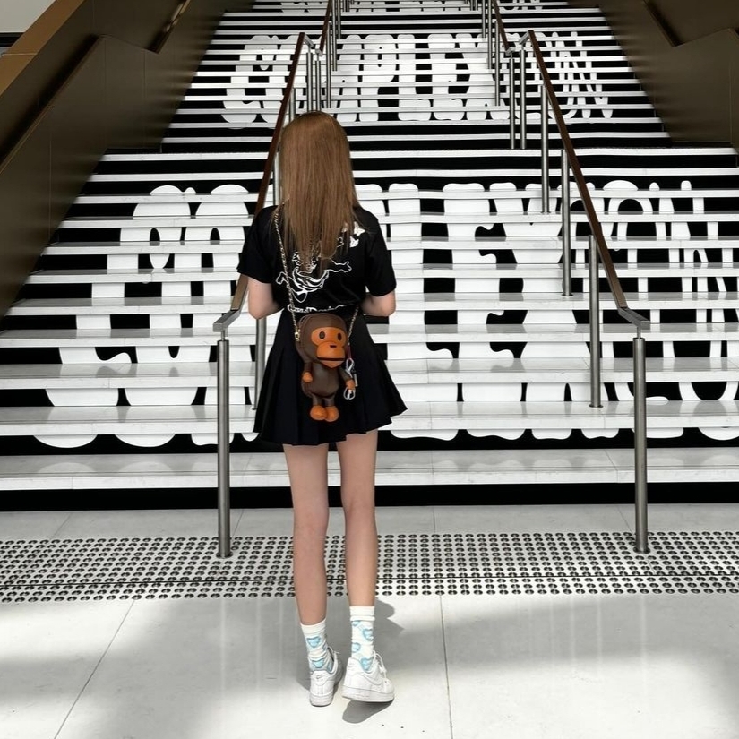 BAPE Baby Milo Plush Doll Chain Shoulder Bag Brown 착용 스타일