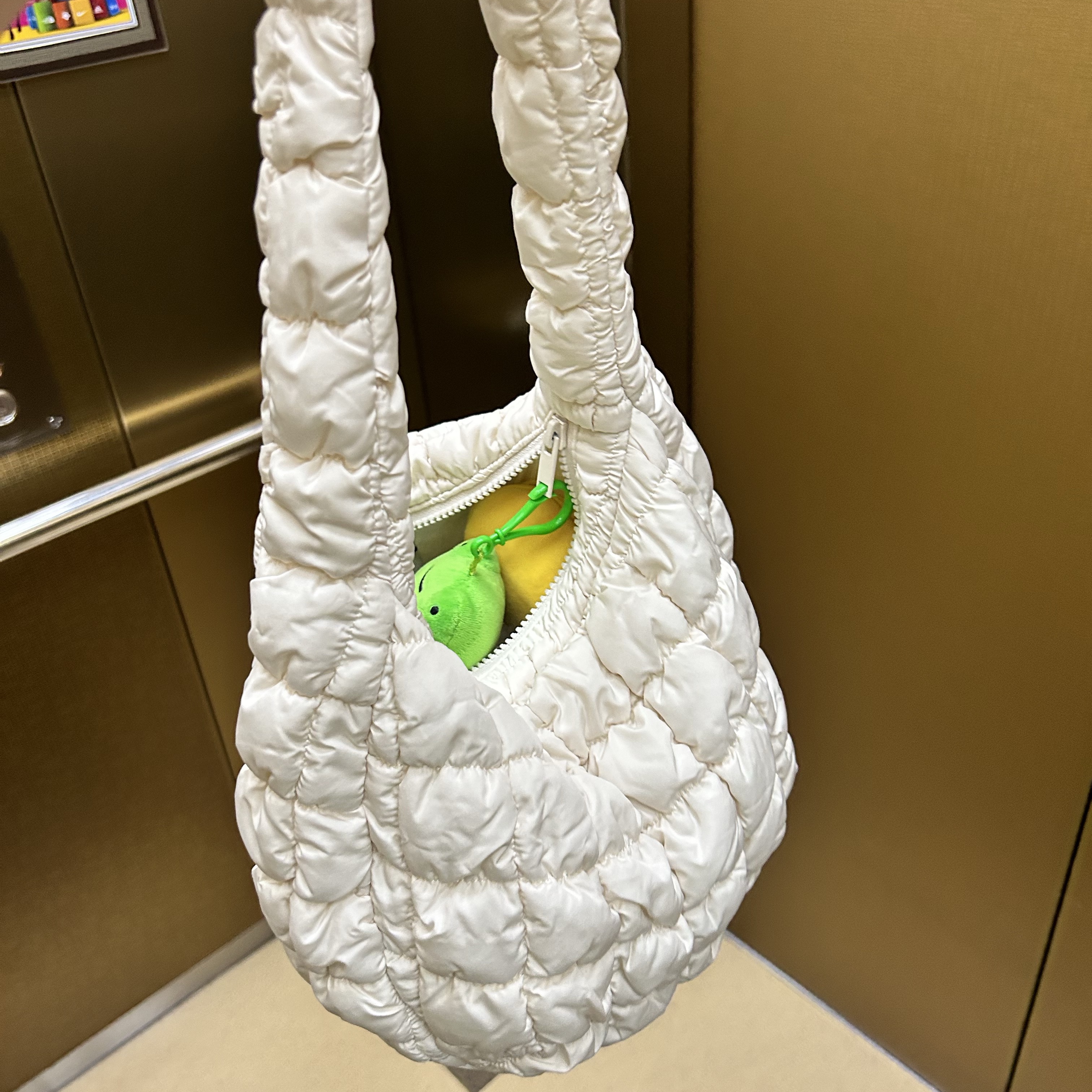 COS Quilted Mini Bag Cream 착용 스타일