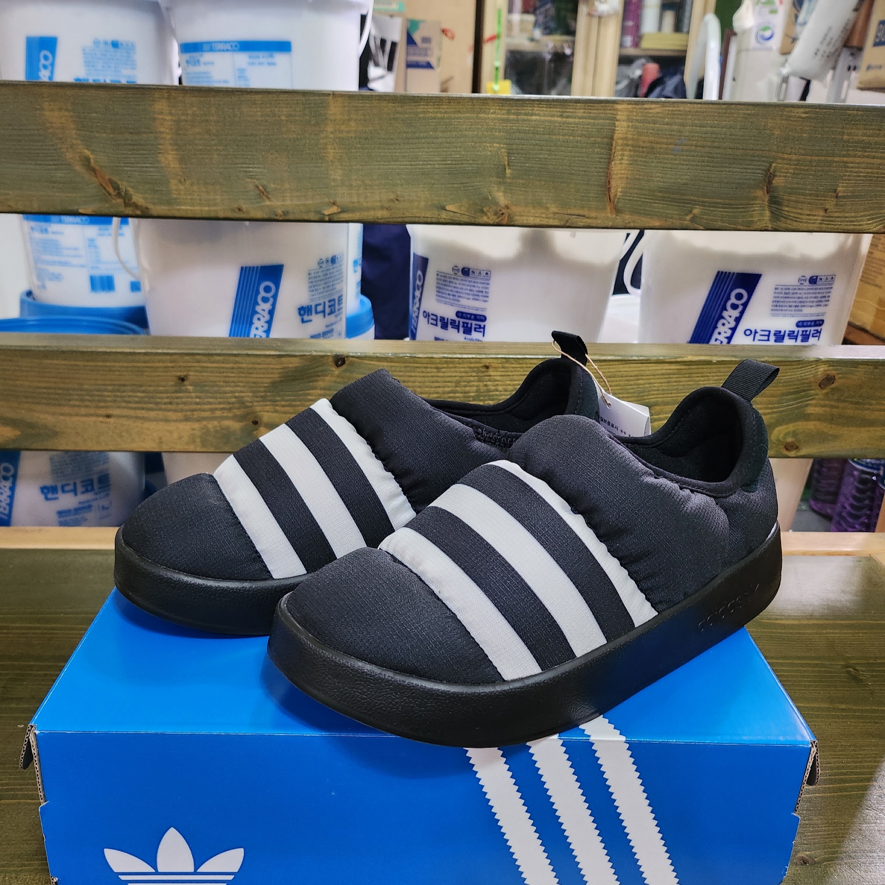 Adidas Puffylette Core Black 착용 스타일 - 2