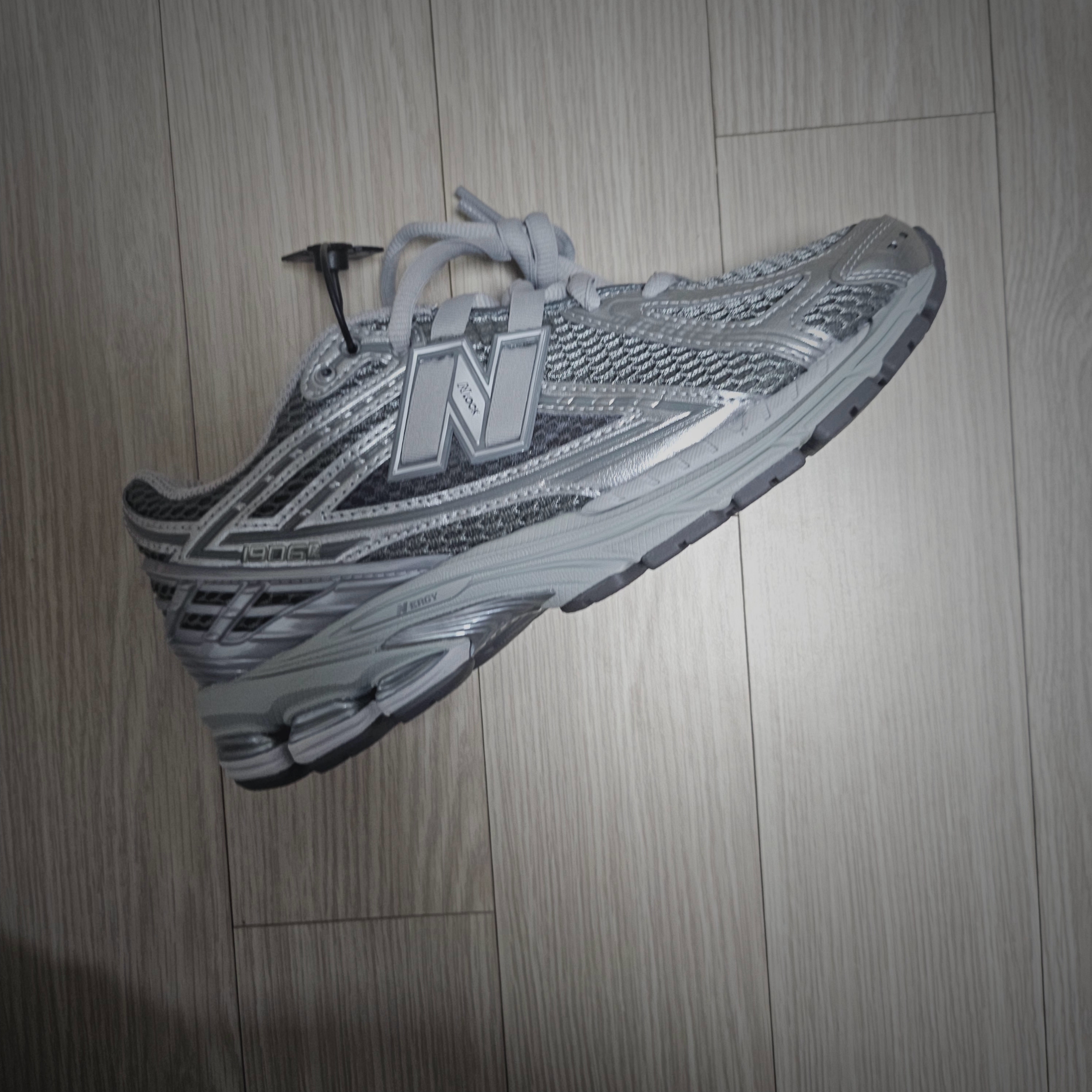 New Balance 1906R Harbor Grey Silver Metalic 착용 스타일 - 2