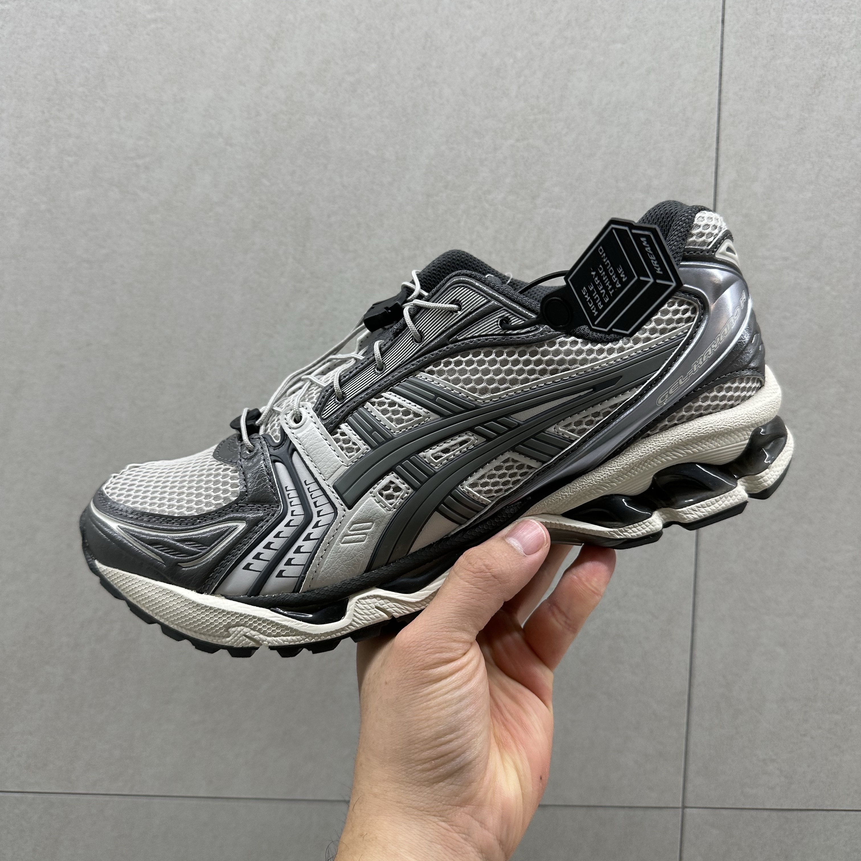 Asics Unlimited Gel-Kayano 14 Oyster Grey Clay Grey 착용 스타일 - 1