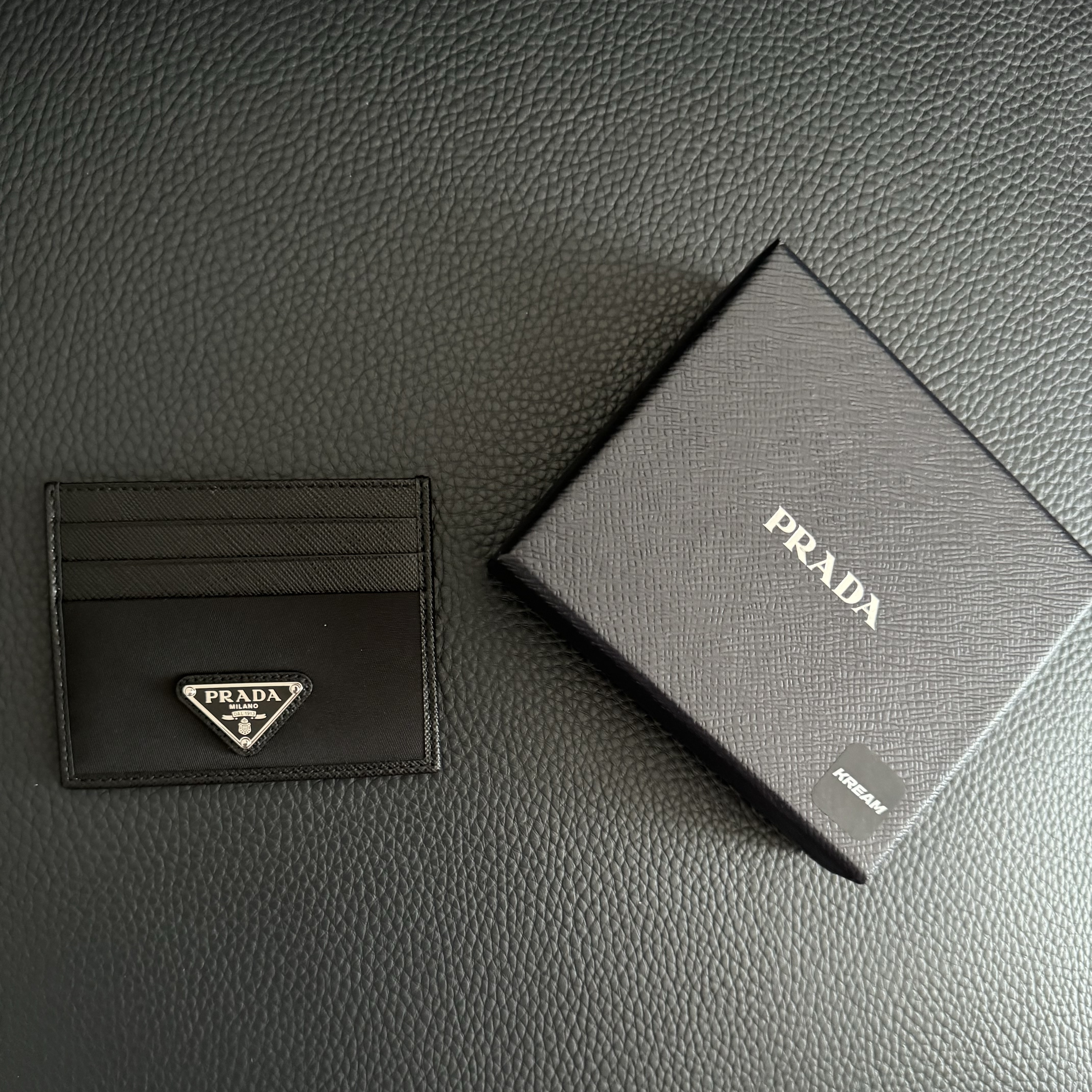 Prada Re-Nylon Saffiano Leather Card Holder Black 착용 스타일