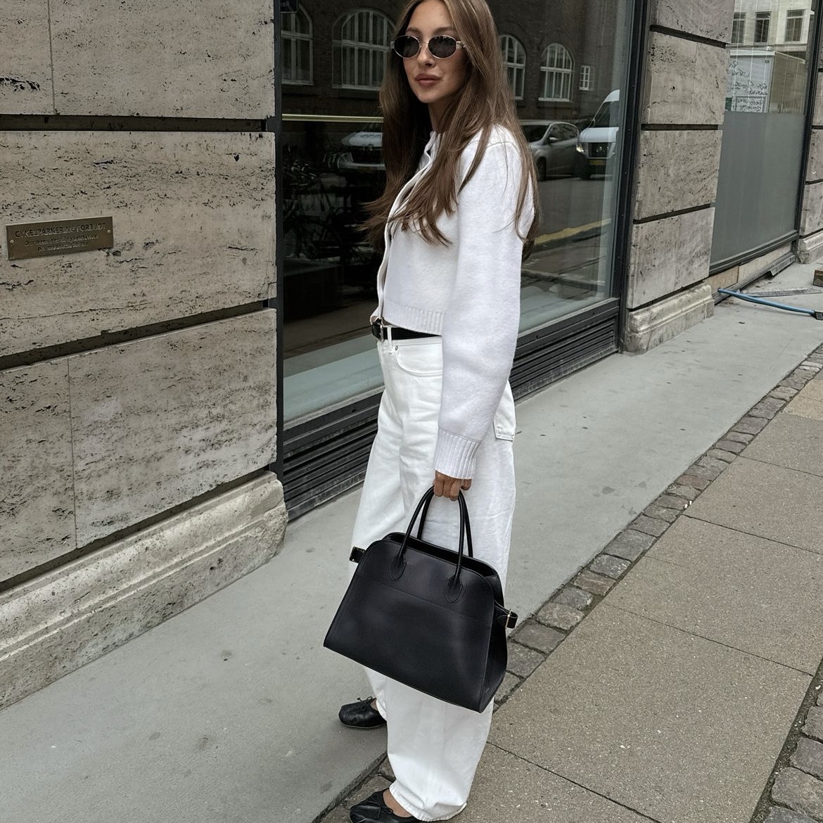 The Row Soft Margaux 12 Bag in Leather Black 착용 스타일
