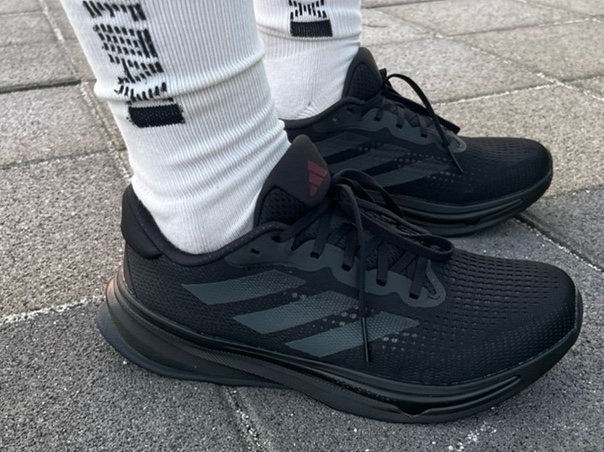 Adidas Supernova Rise Core Black Shadow Red 착용 스타일 - 4